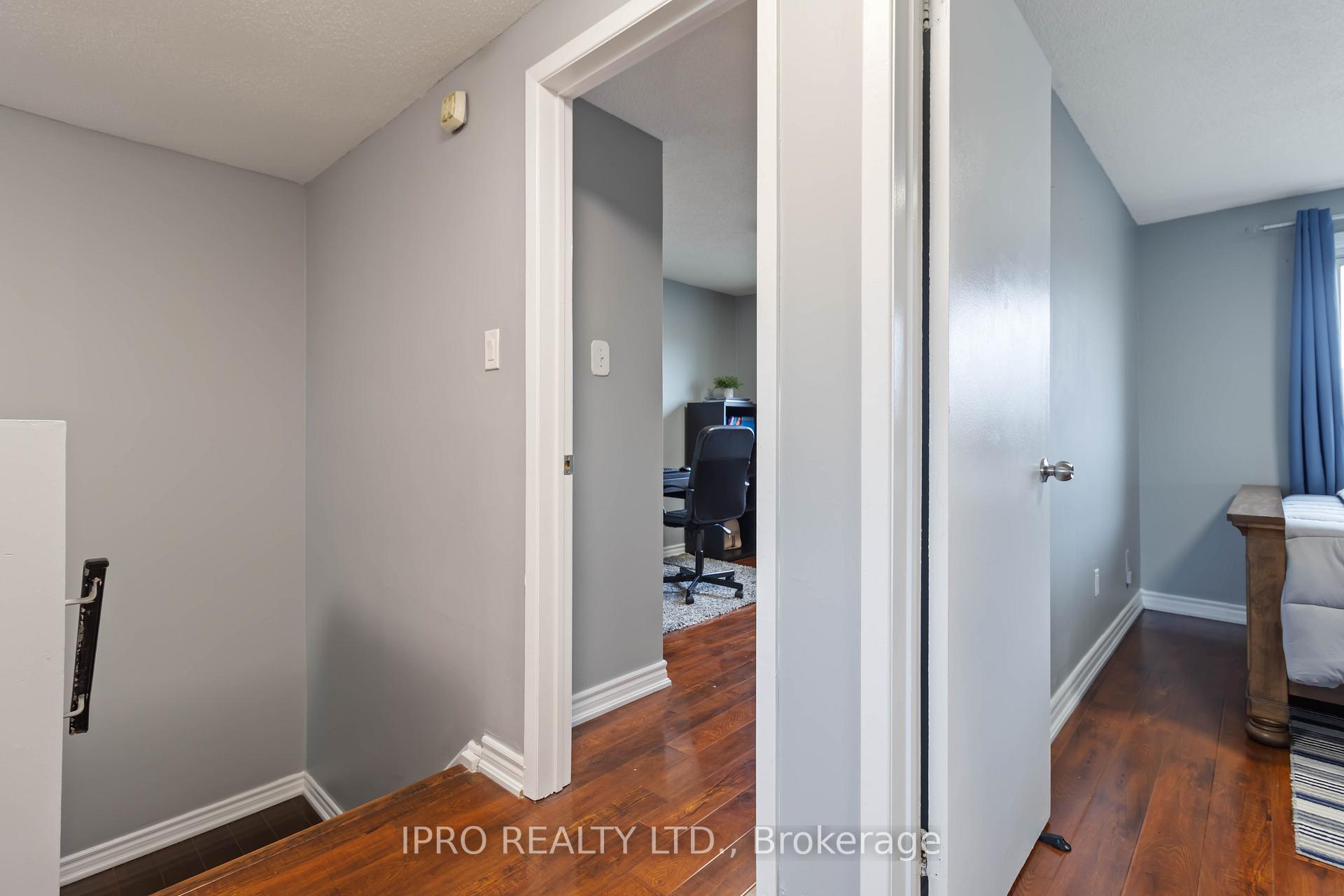 3 Bedrooms Condo at 3345 Silverado, Mississauga For sale