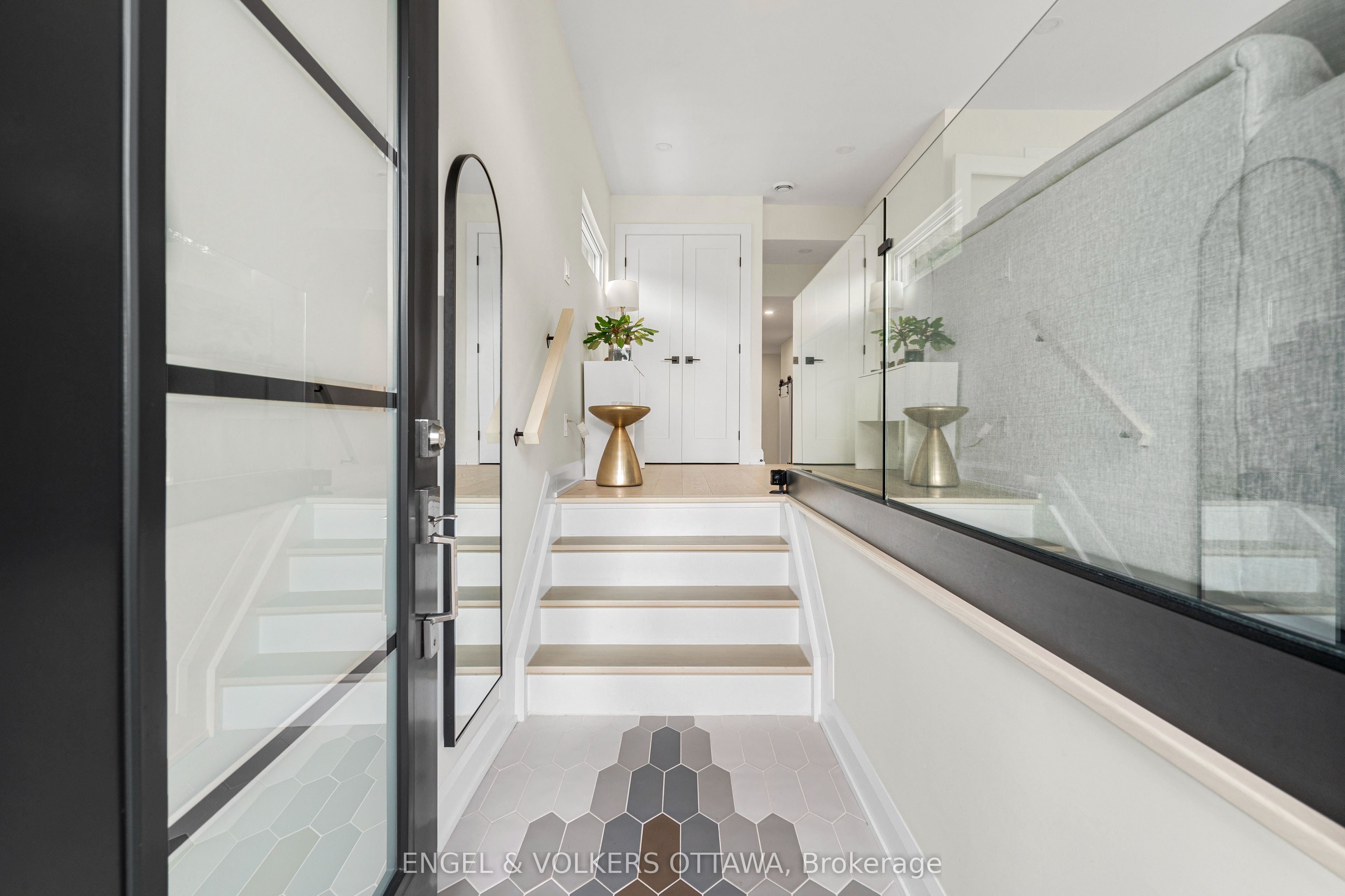 527 BROADHEAD Avenue, WestboroHamptonPark, ON K1Z 5R9