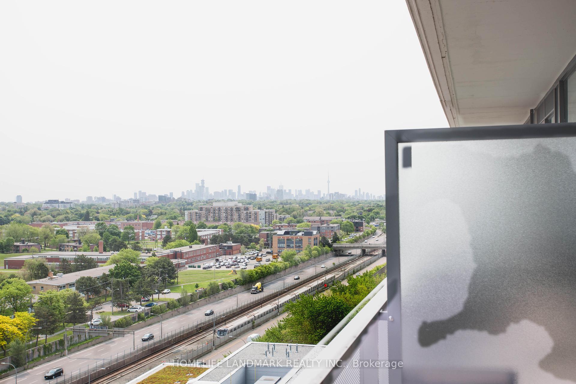 2 Bedrooms Condo at 160 Flemington, Toronto For sale