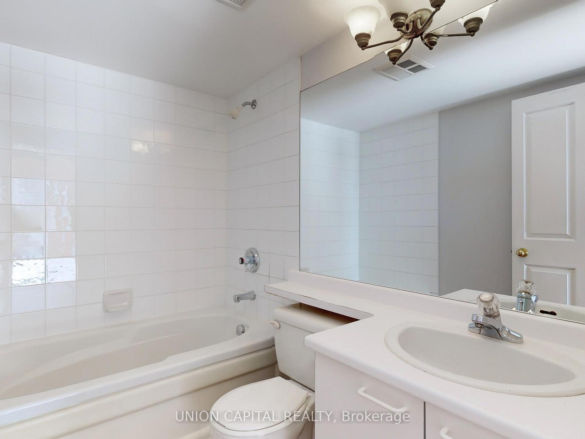 3 Bedrooms Condo at 28 Hollywood, Toronto For sale