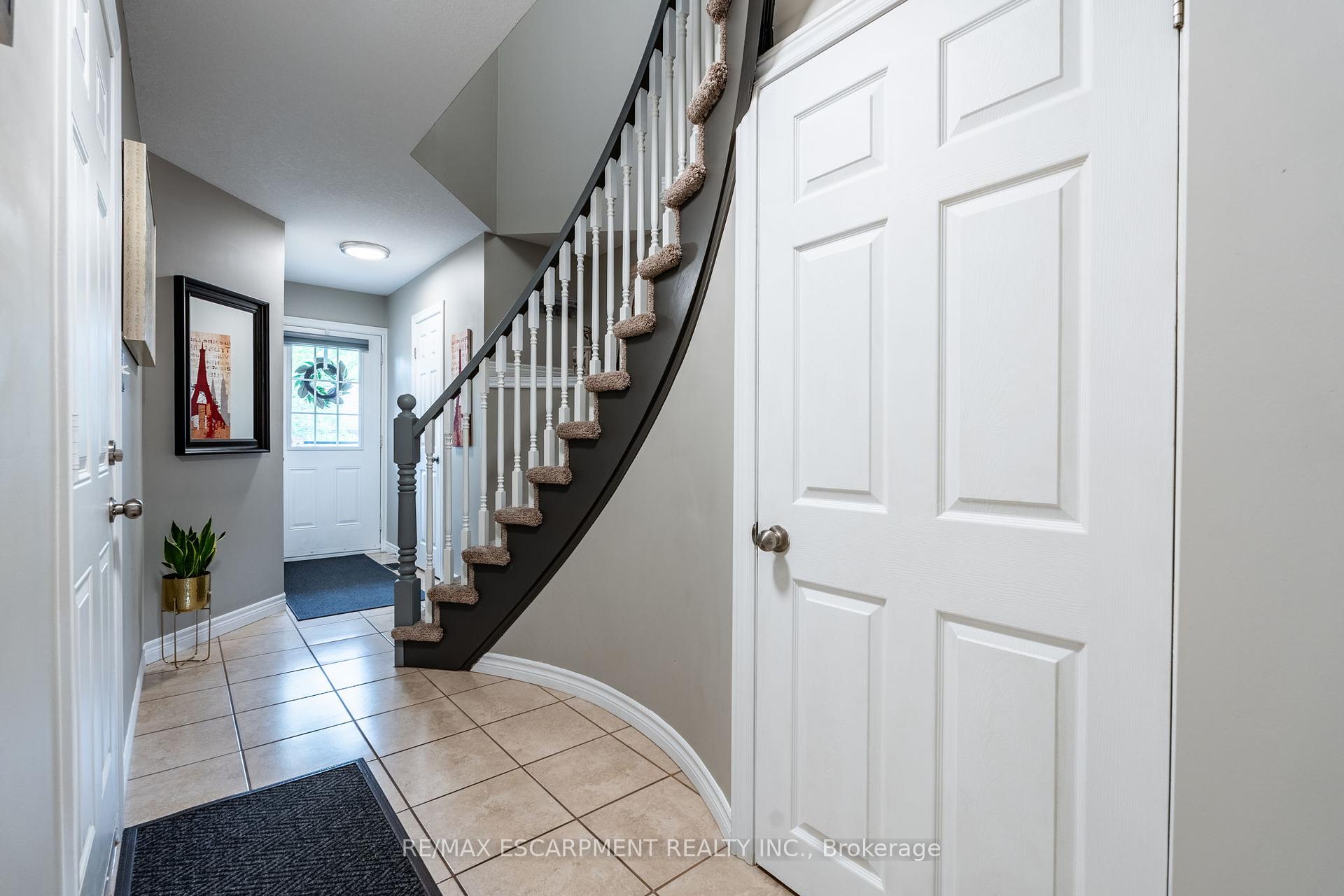 3 Bedrooms Condo at 1461 Upper Gage, Hamilton For sale