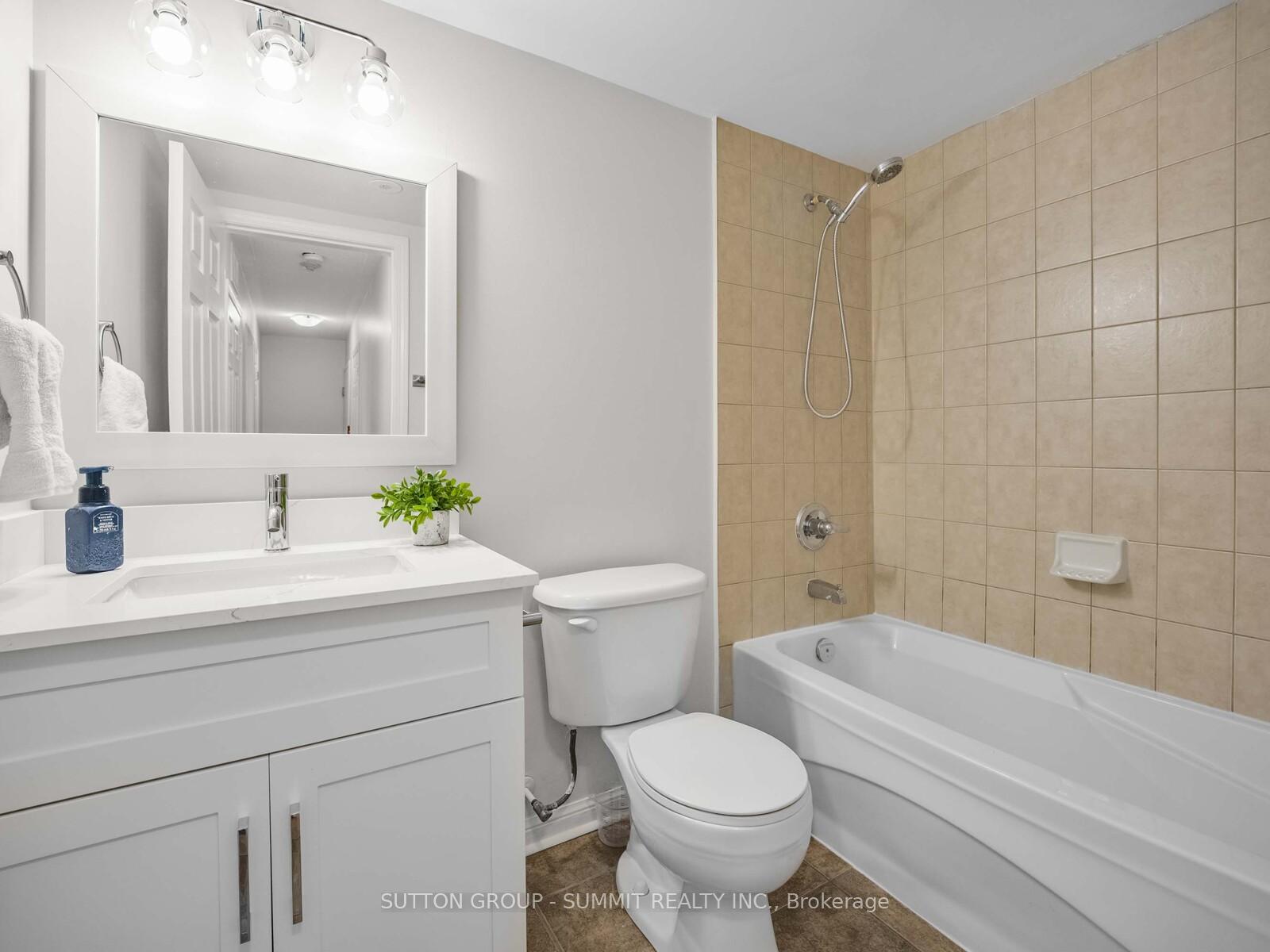 3 Bedrooms Condo at 614 Shoreline, Mississauga For sale