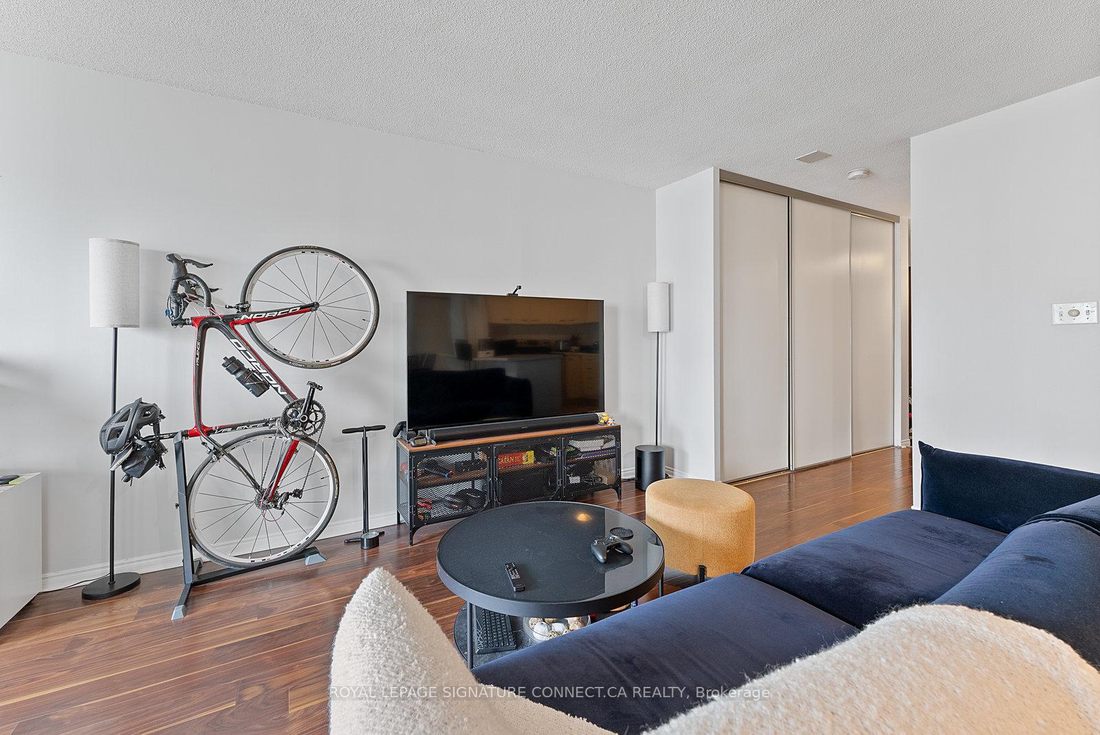 2 Bedrooms Condo at 25 The Esplanade, Toronto For sale