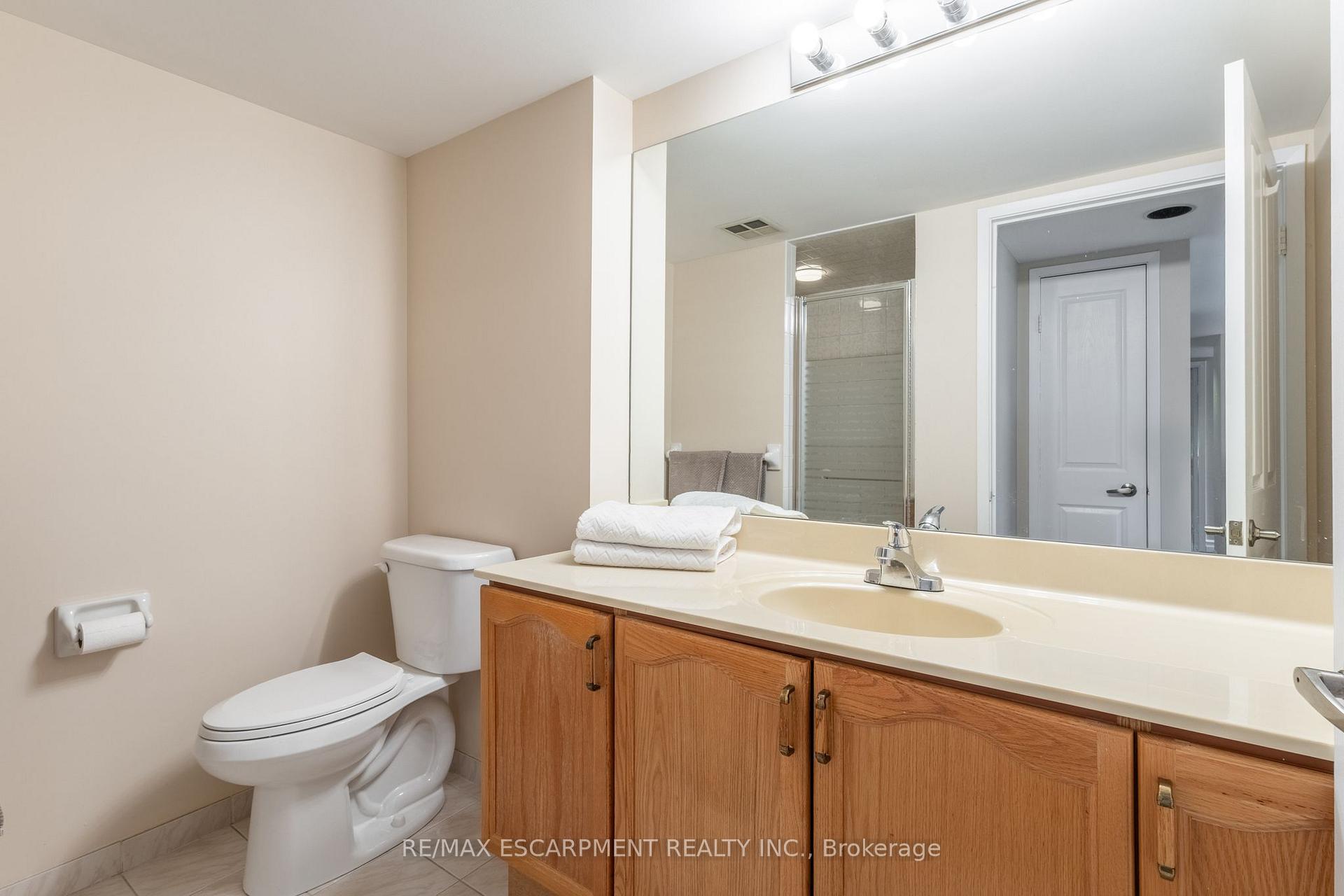 2 Bedrooms Condo at 2199 Sixth,  Oakville For sale