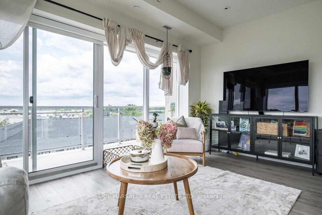 2 Bedrooms Condo at 16 Markle,  Hamilton For sale