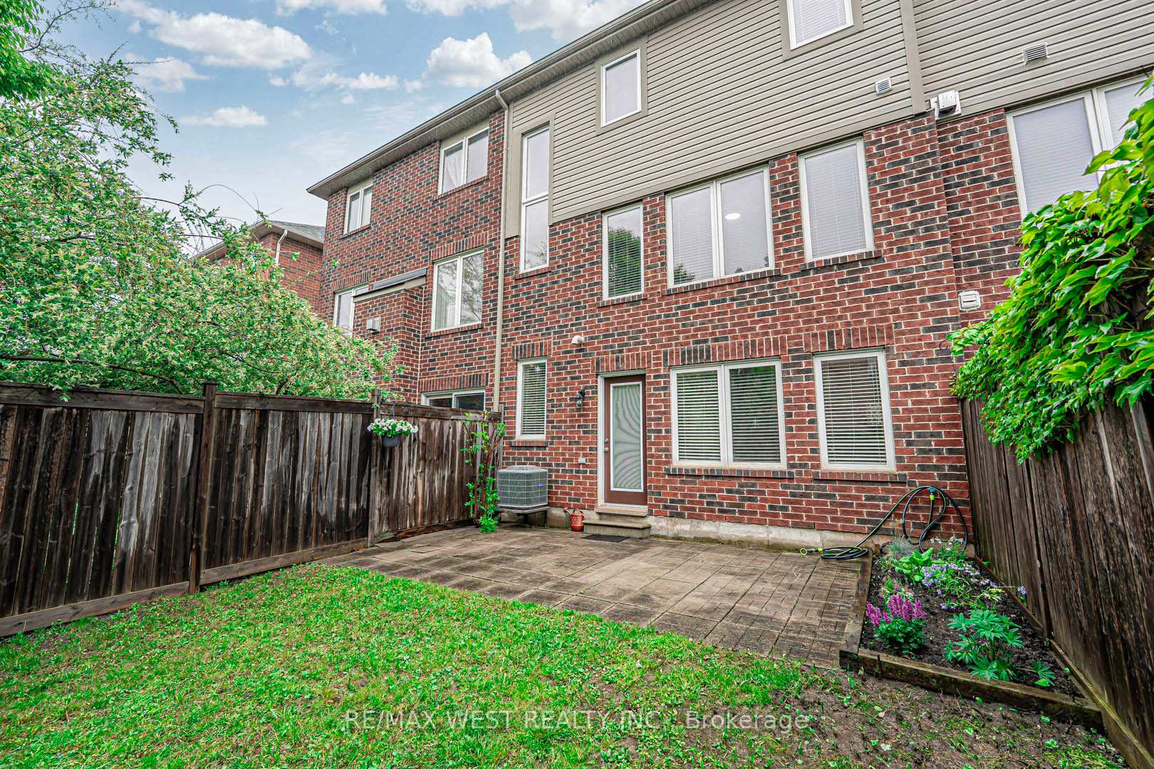 3 Bedrooms Condo at 3050 Rotary, Burlington For sale