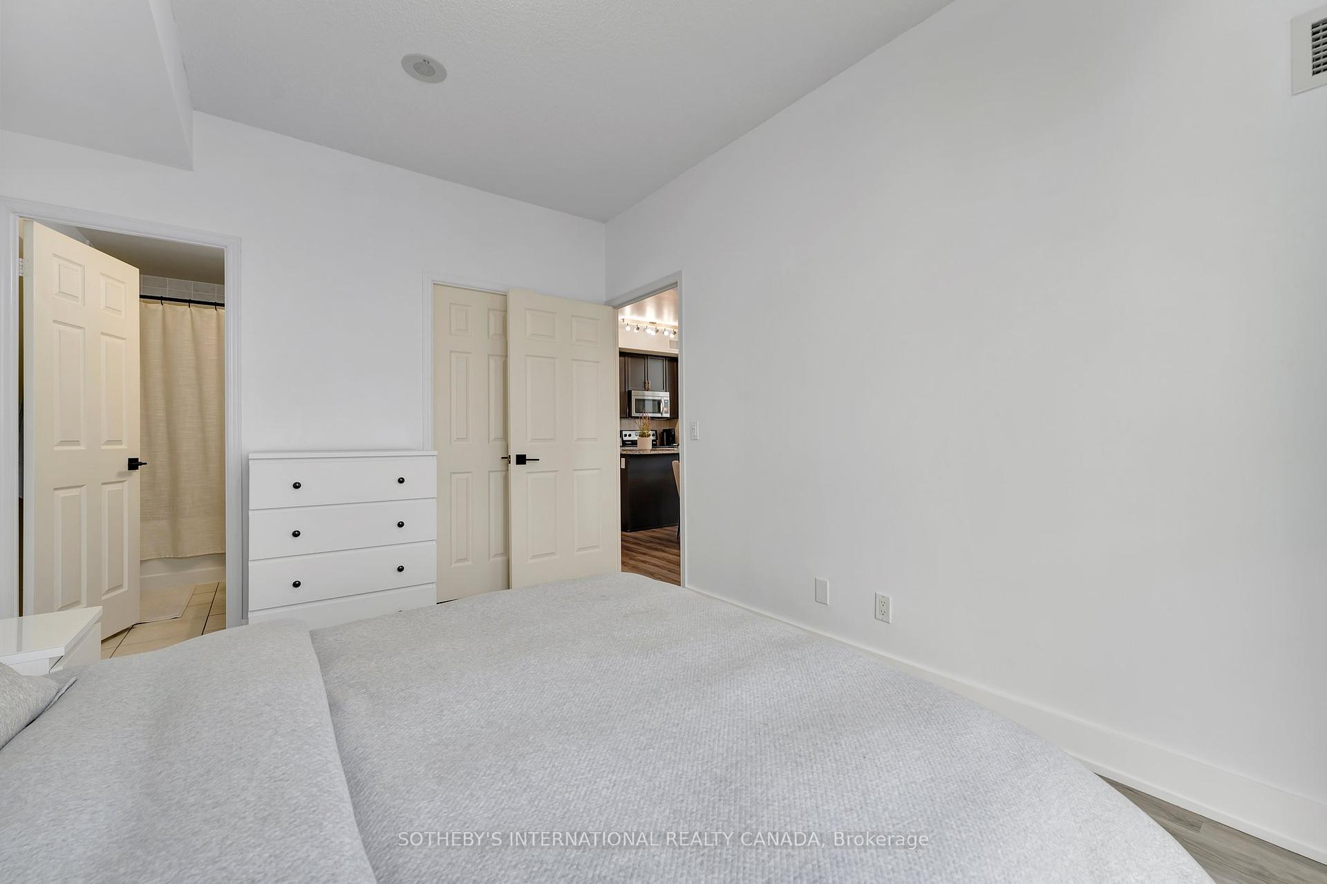 3 Bedrooms Condo at 339 Rathburn, Mississauga For sale