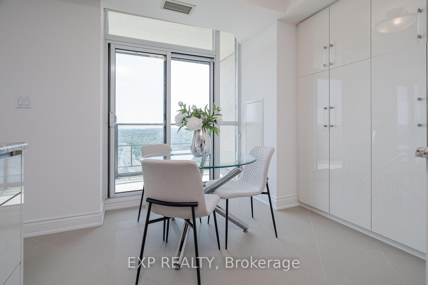 3 Bedrooms Condo at 88 Promenade, Vaughan For sale