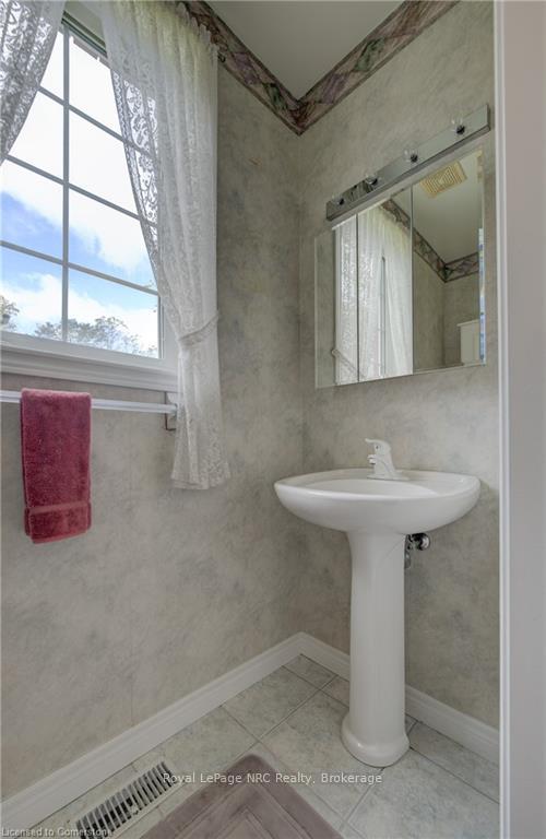 3 Bedrooms Condo at 120 Beddoe, Hamilton For sale