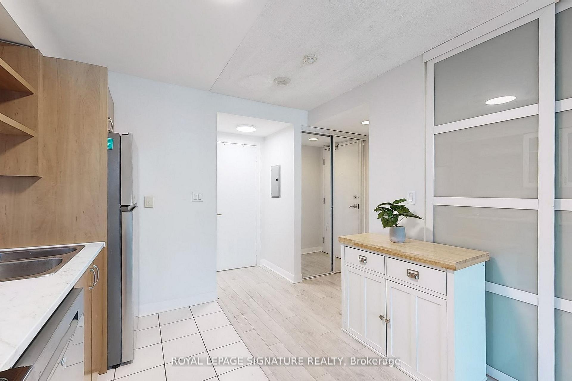2 Bedrooms Condo at 600 Fleet, Toronto For sale