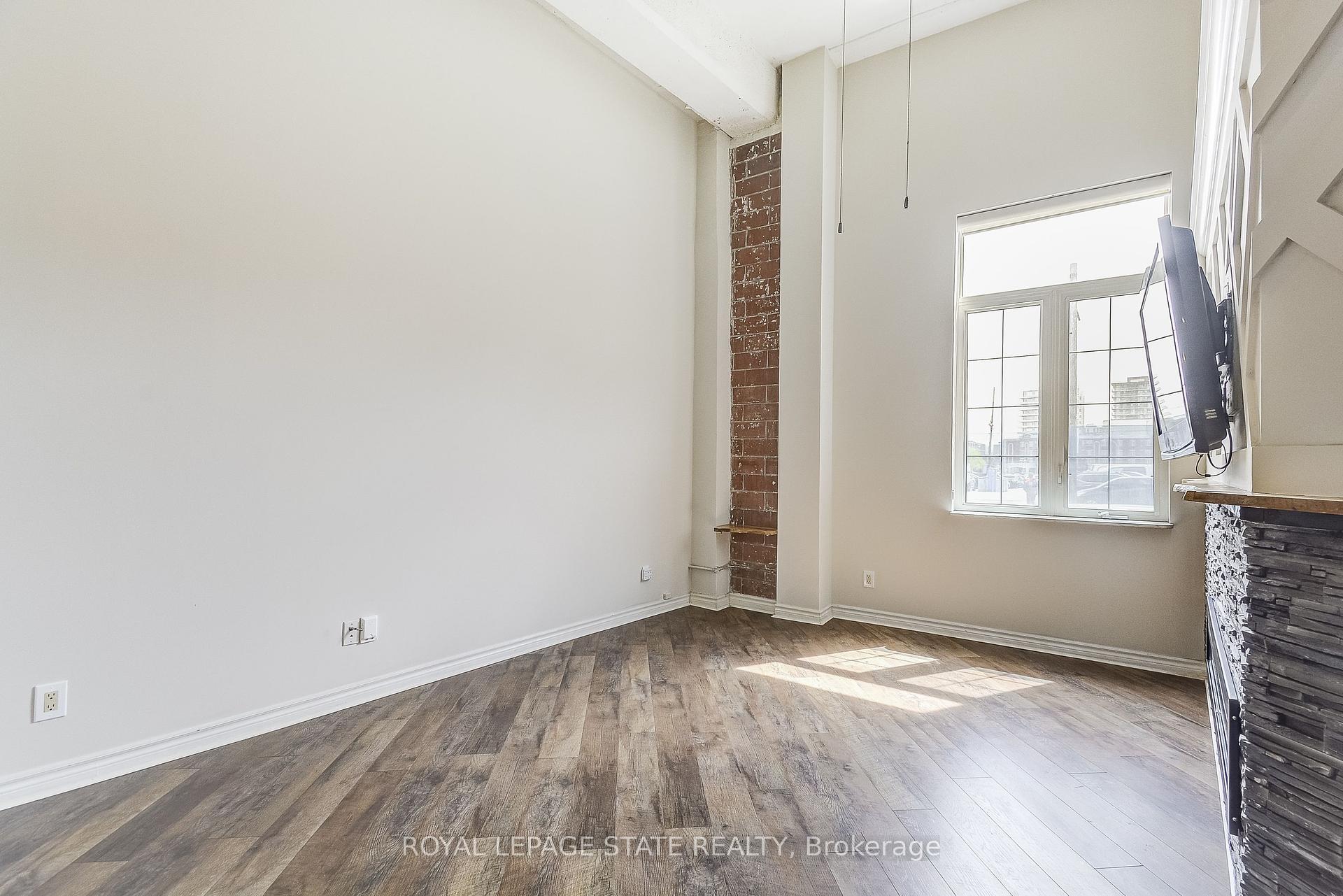 2 Bedrooms Condo at 80 King William, Hamilton For sale