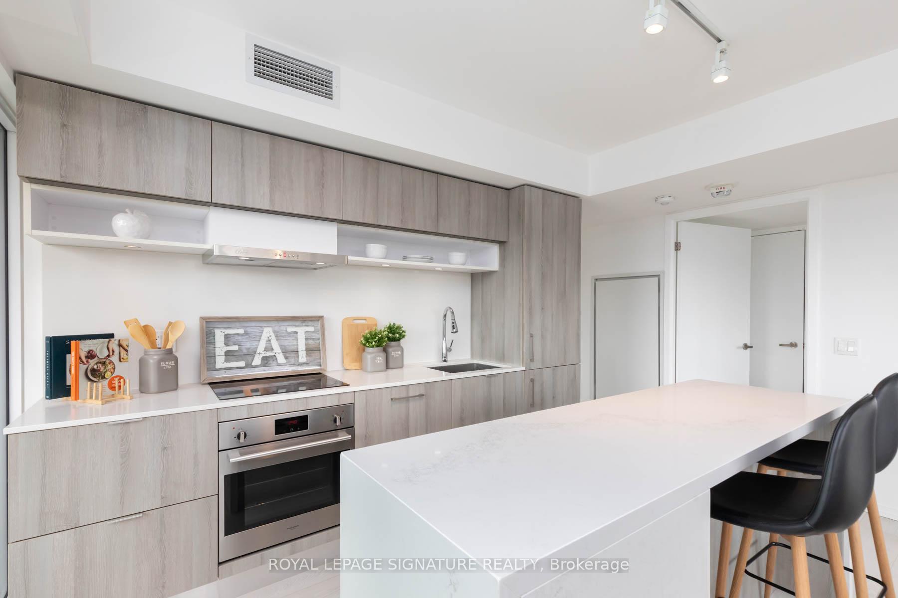2 Bedrooms Condo at 8 Hillsdale, Toronto For sale