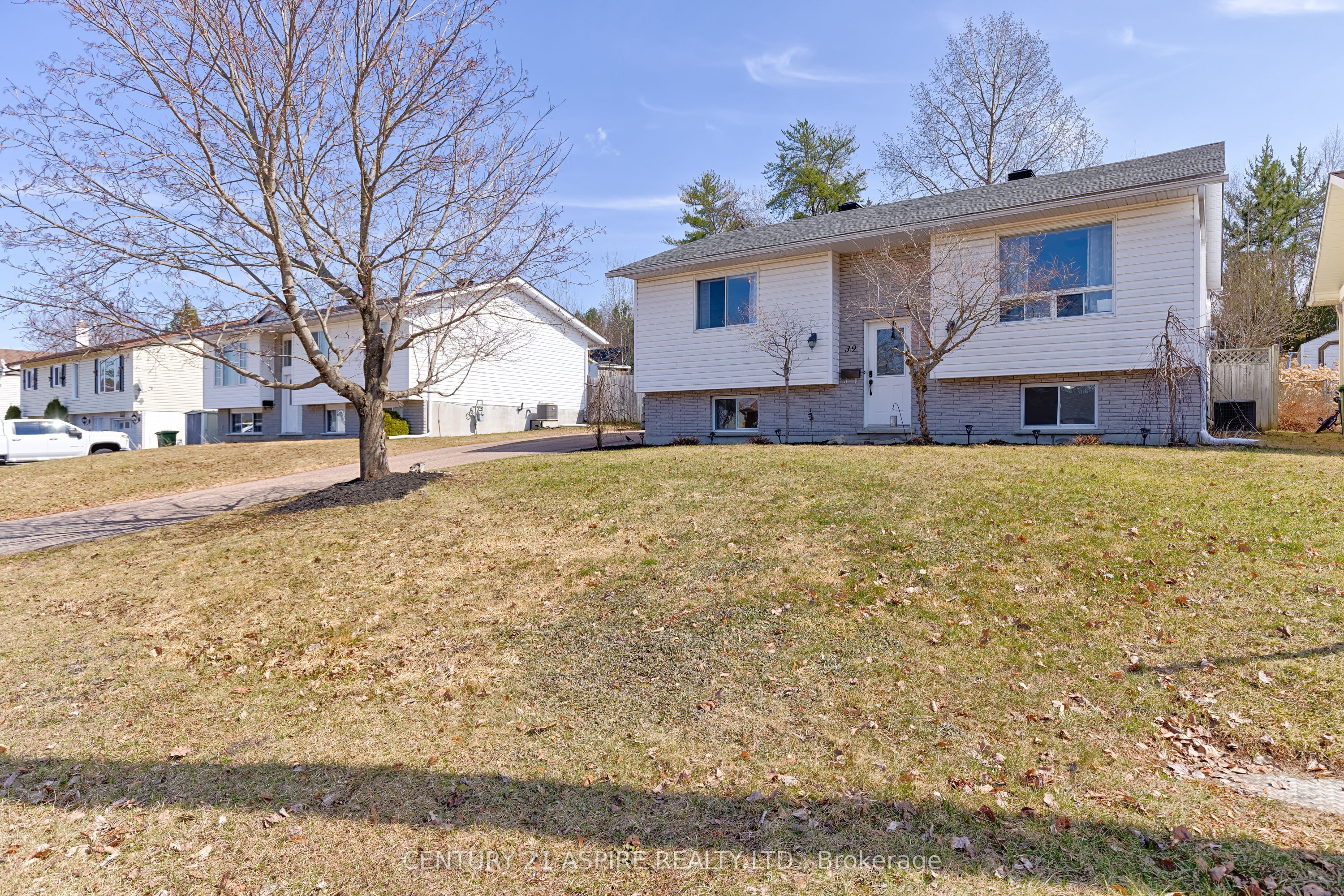 39 Laroche Crescent, Petawawa, ON K8H 3B6