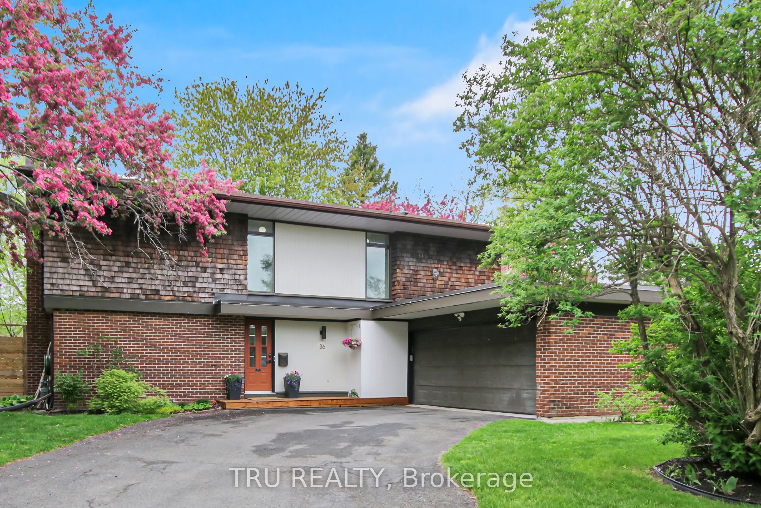 36 Varley Drive, Kanata, ON K2K 1G2