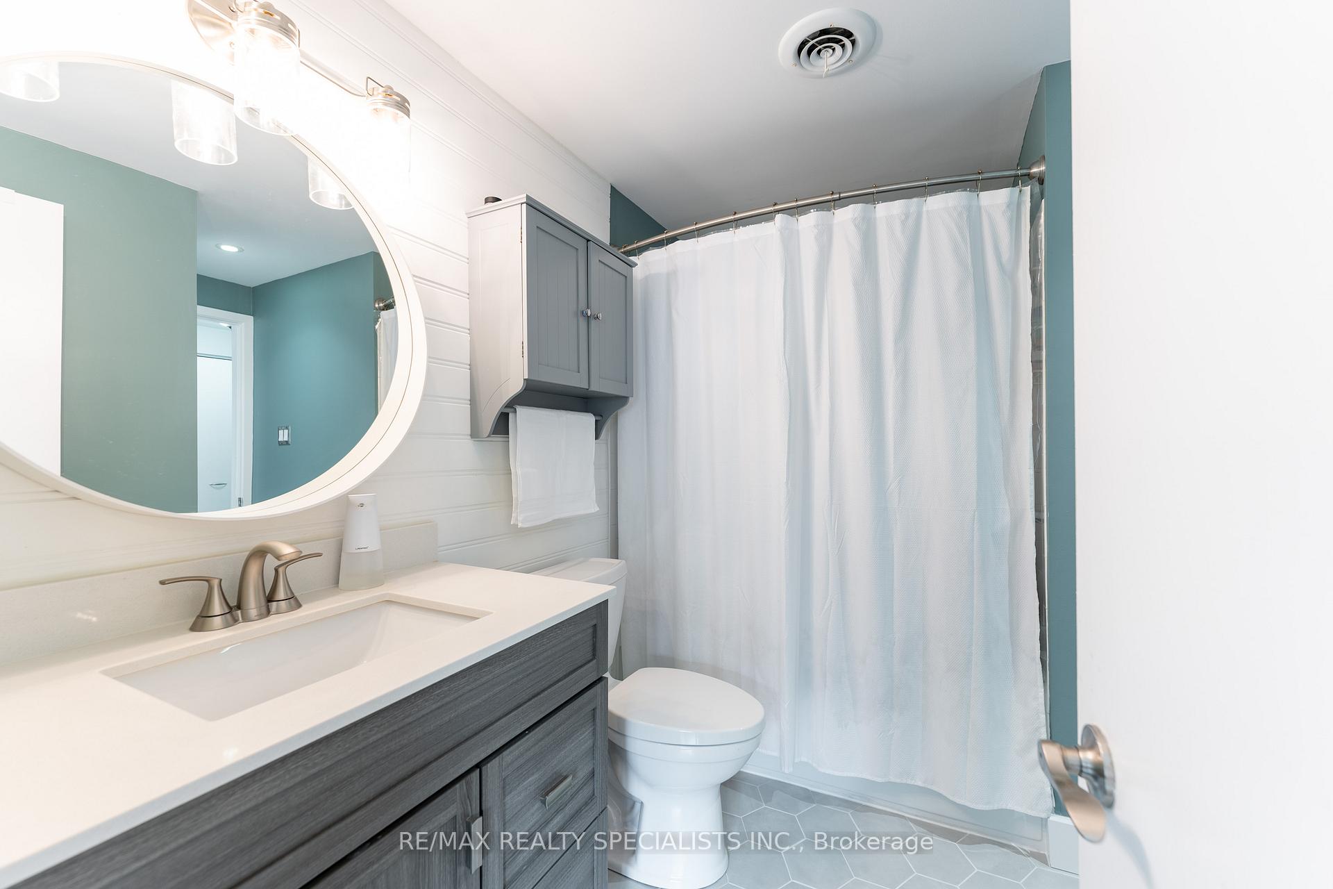 3 Bedrooms Condo at 2050 Upper Middle, Burlington For sale