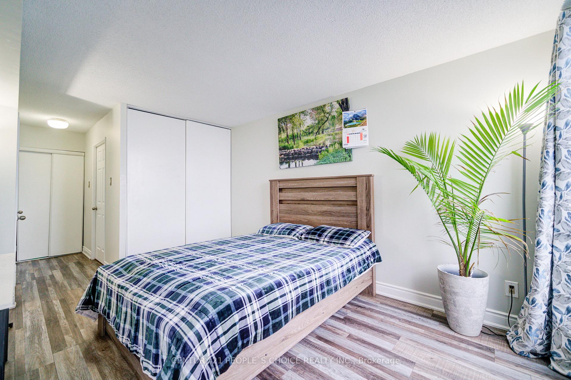3 Bedrooms Condo at 4460 Tucana, Mississauga For sale