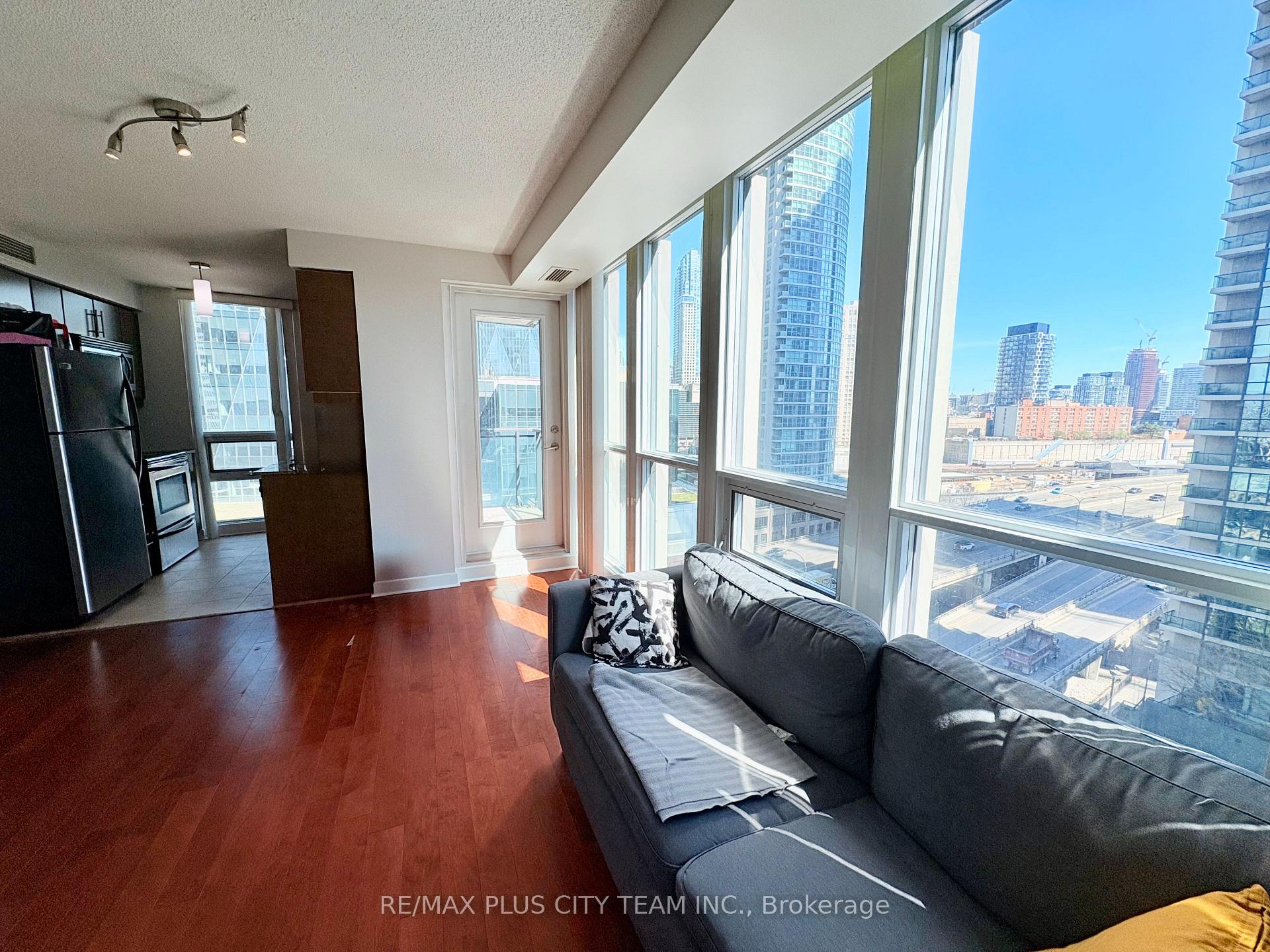 2 Bedrooms Condo at 18 Harbour,  Toronto For sale