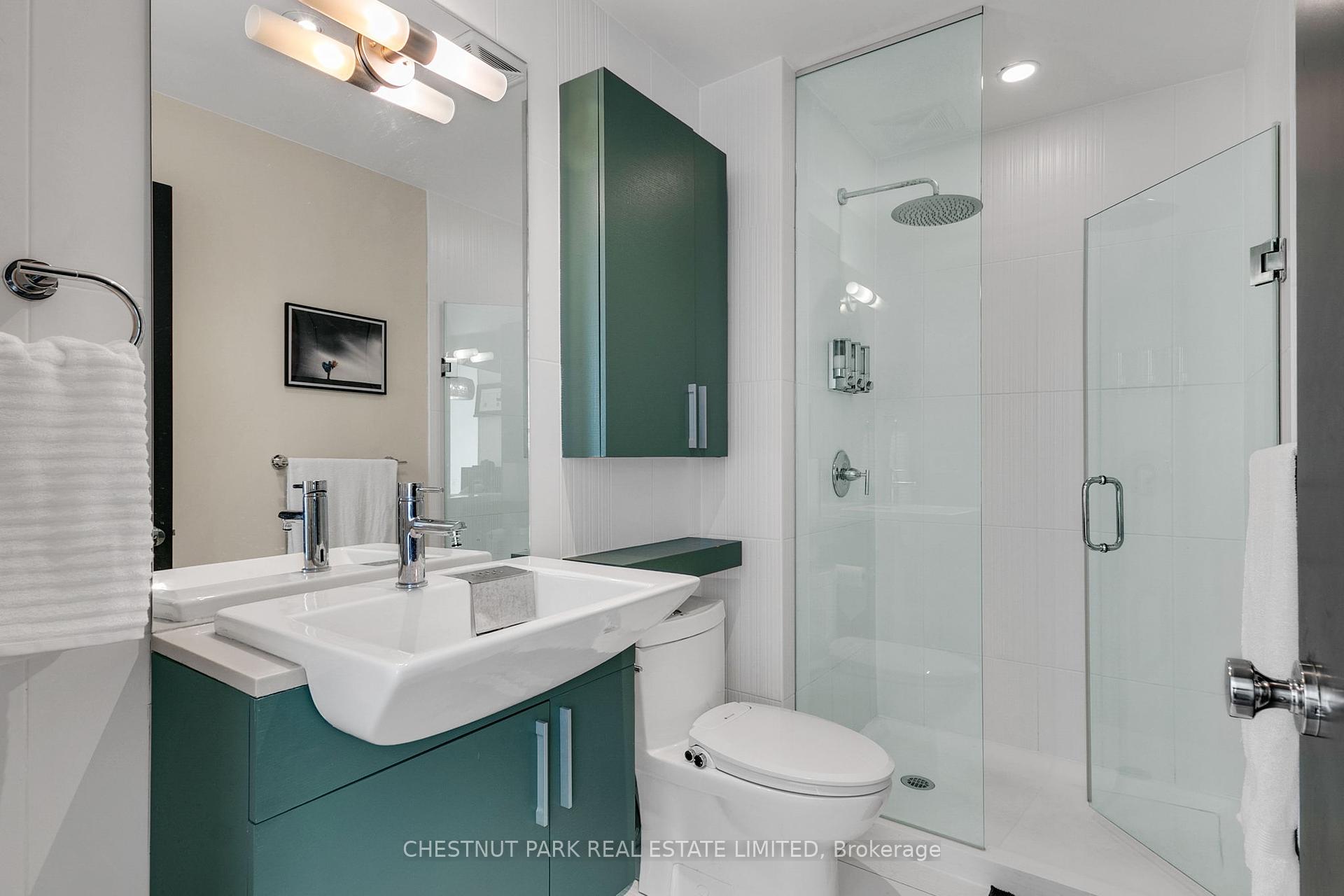 3 Bedrooms Condo at 25 Capreol, Toronto For sale