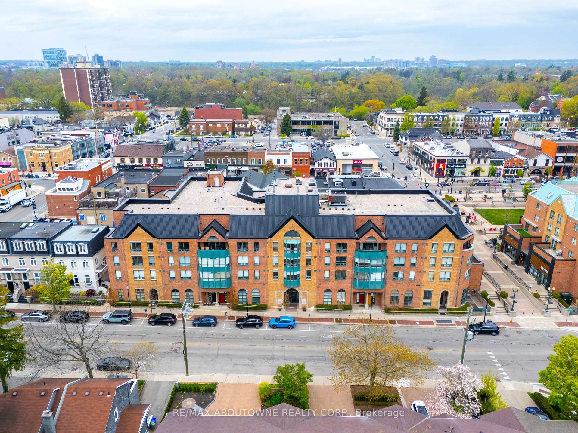 2 Bedrooms Condo at 185 Robinson, Oakville For sale