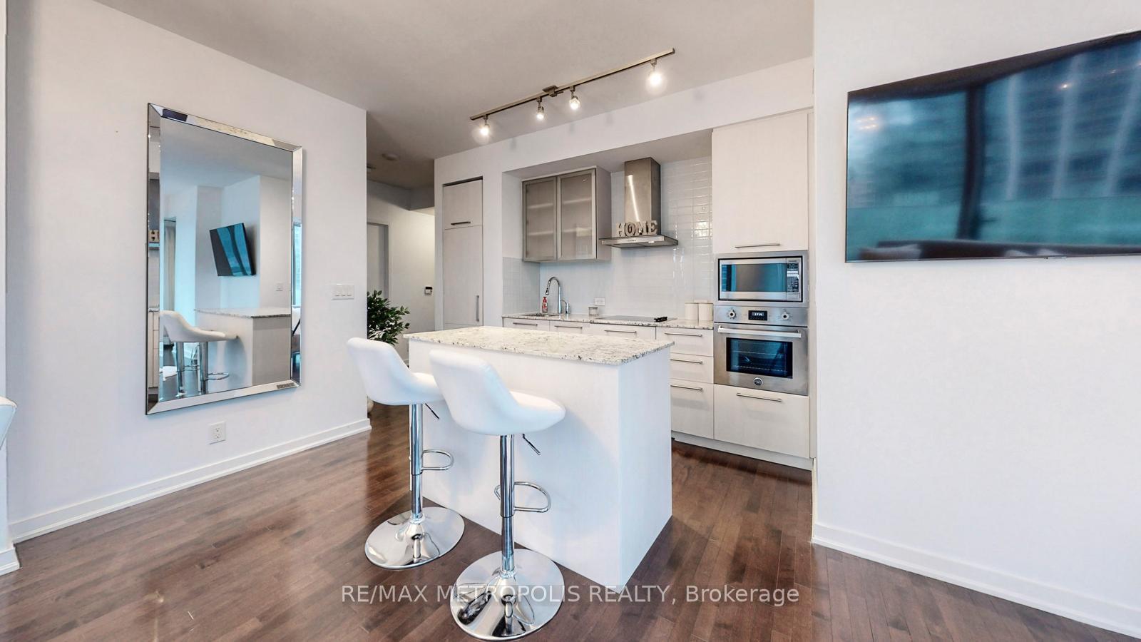 2 Bedrooms Condo at 12 York,  Toronto For sale