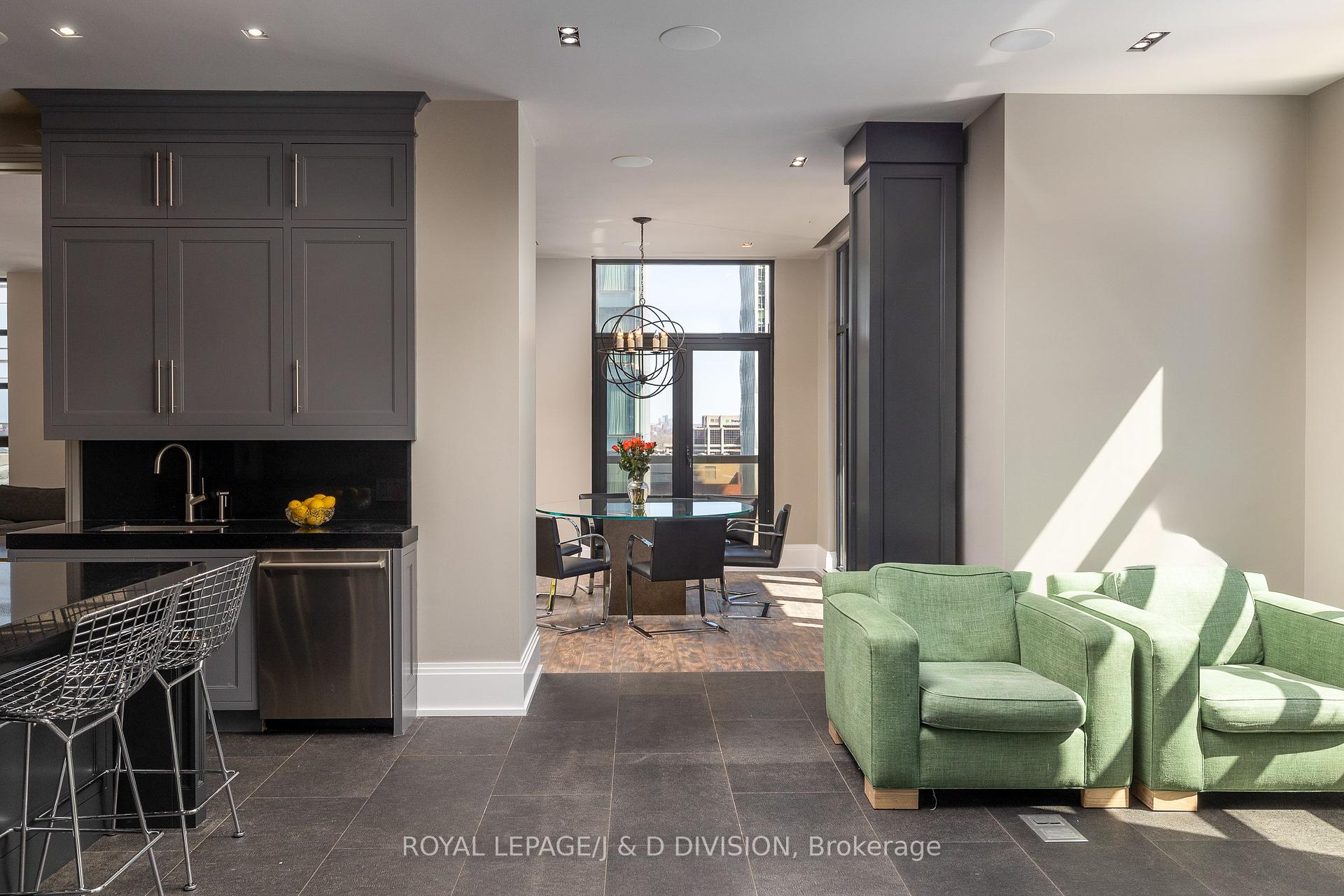 3 Bedrooms Condo at 68 Yorkville,  Toronto For sale