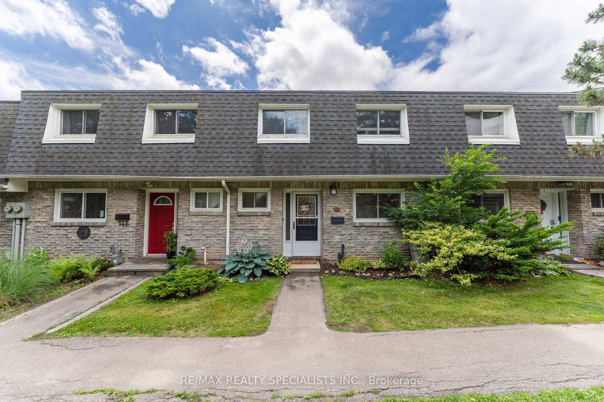 3 Bedrooms Condo at 2050 Upper Middle, Burlington For sale