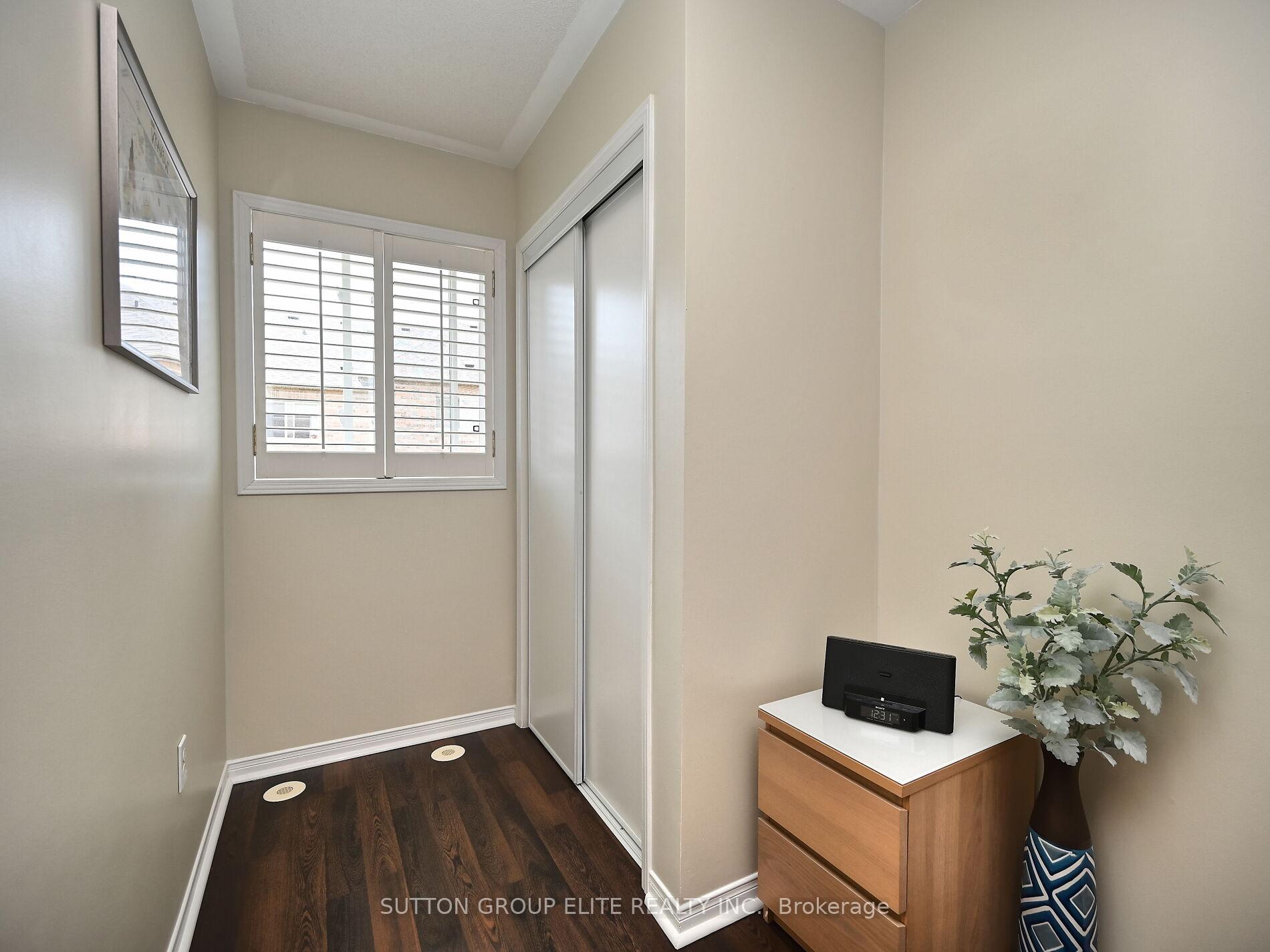 3 Bedrooms Condo at 601 Shoreline, Mississauga For sale