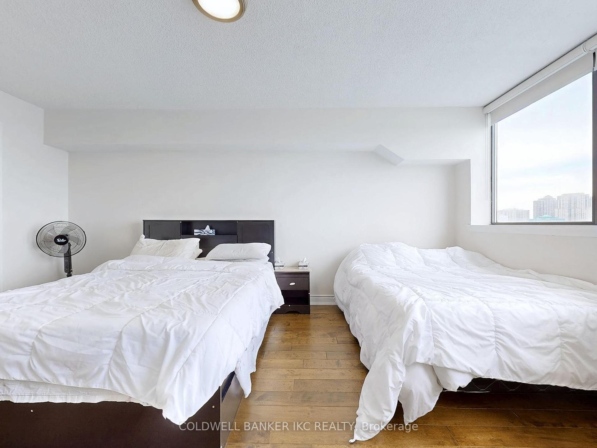 3 Bedrooms Condo at 4235 Sherwoodtowne, Mississauga For sale