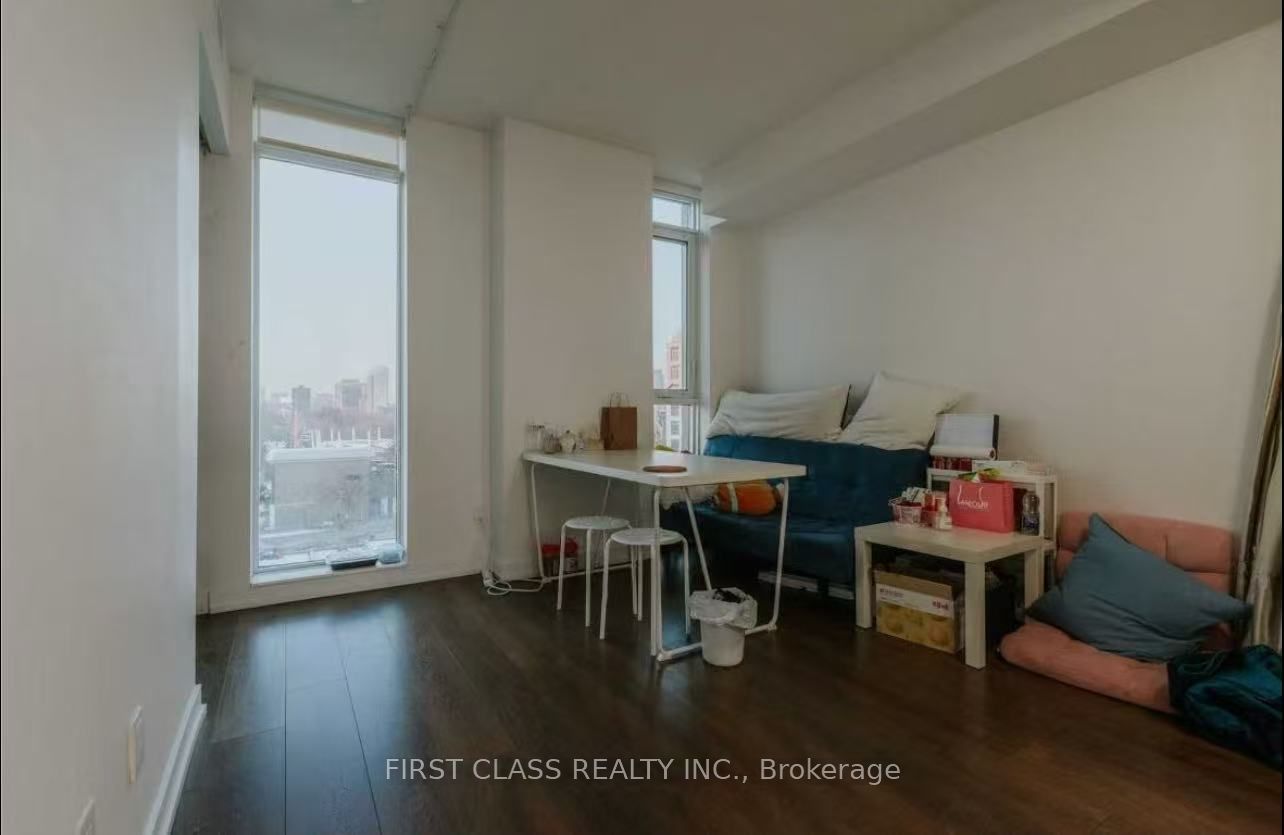 297 College Street, #823