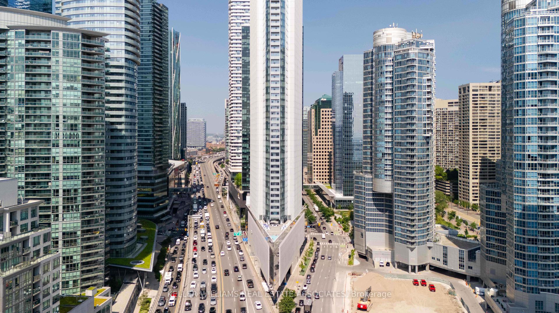 2 Bedrooms Condo at 10 York, Toronto For sale