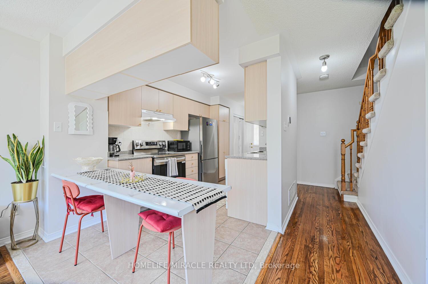 2 Bedrooms Condo at 5255 Guildwood, Mississauga For sale