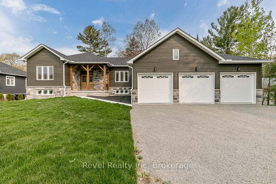 LOT 22 VOYAGEUR