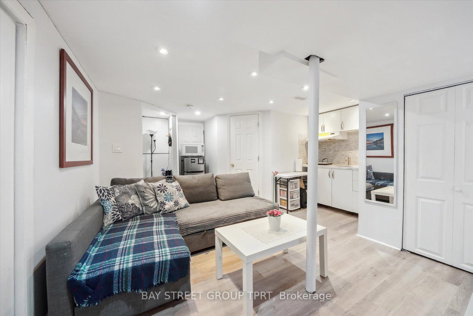 4 Bedrooms Condo at 16 Bur Oak, Toronto For sale