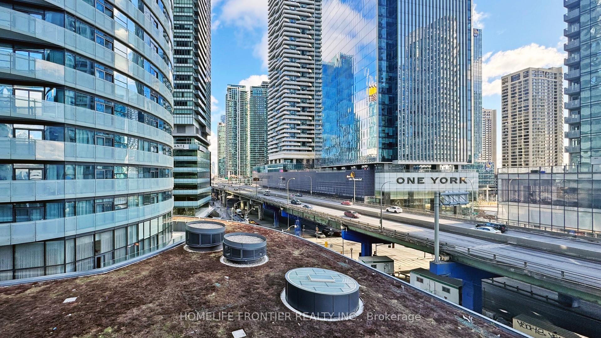 2 Bedrooms Condo at 12 York, Toronto For sale