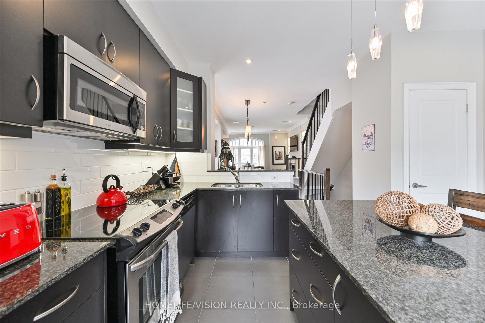 4 Bedrooms Condo at 2 Agar, Vaughan For sale