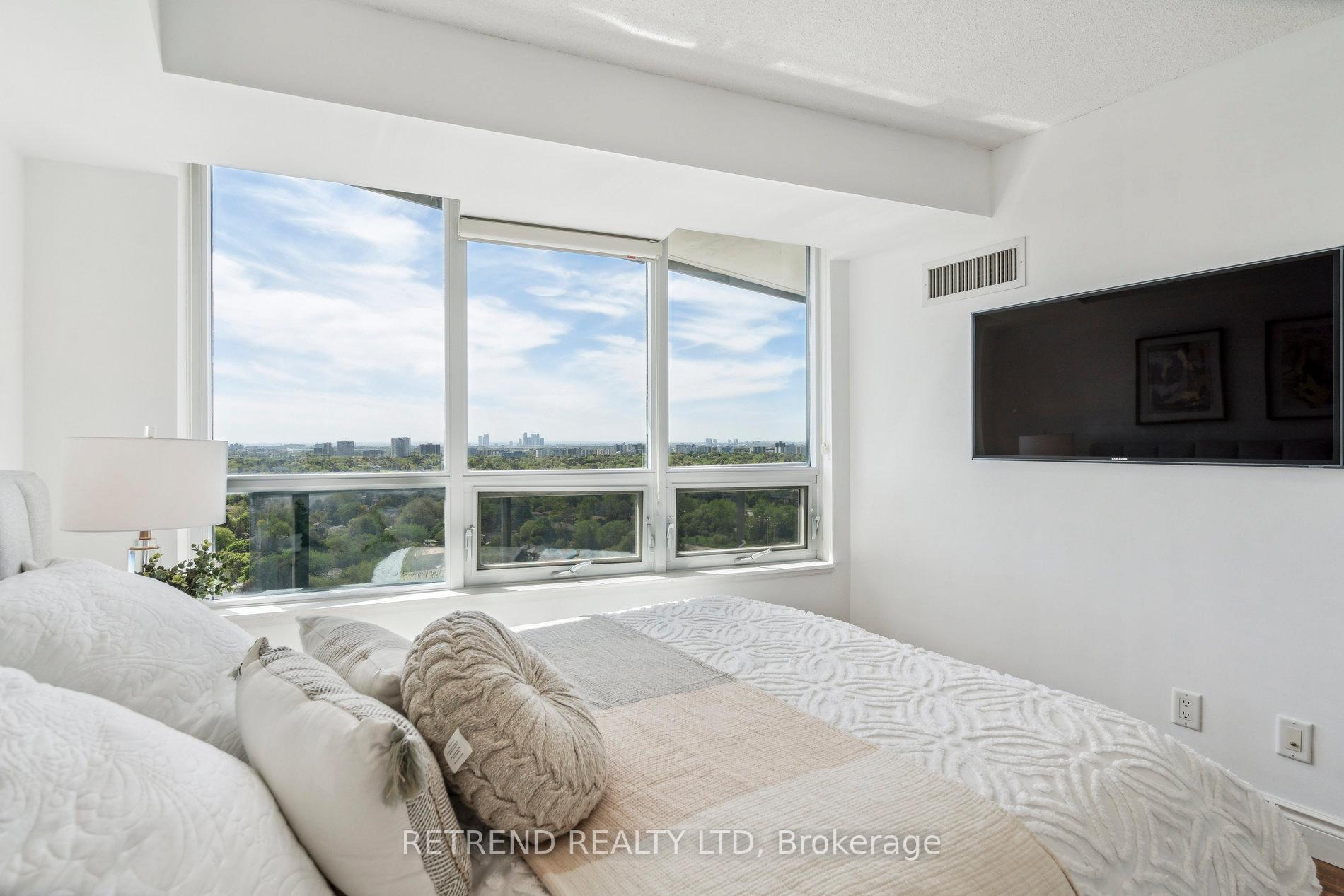 2 Bedrooms Condo at 15 Greenview, Toronto For sale