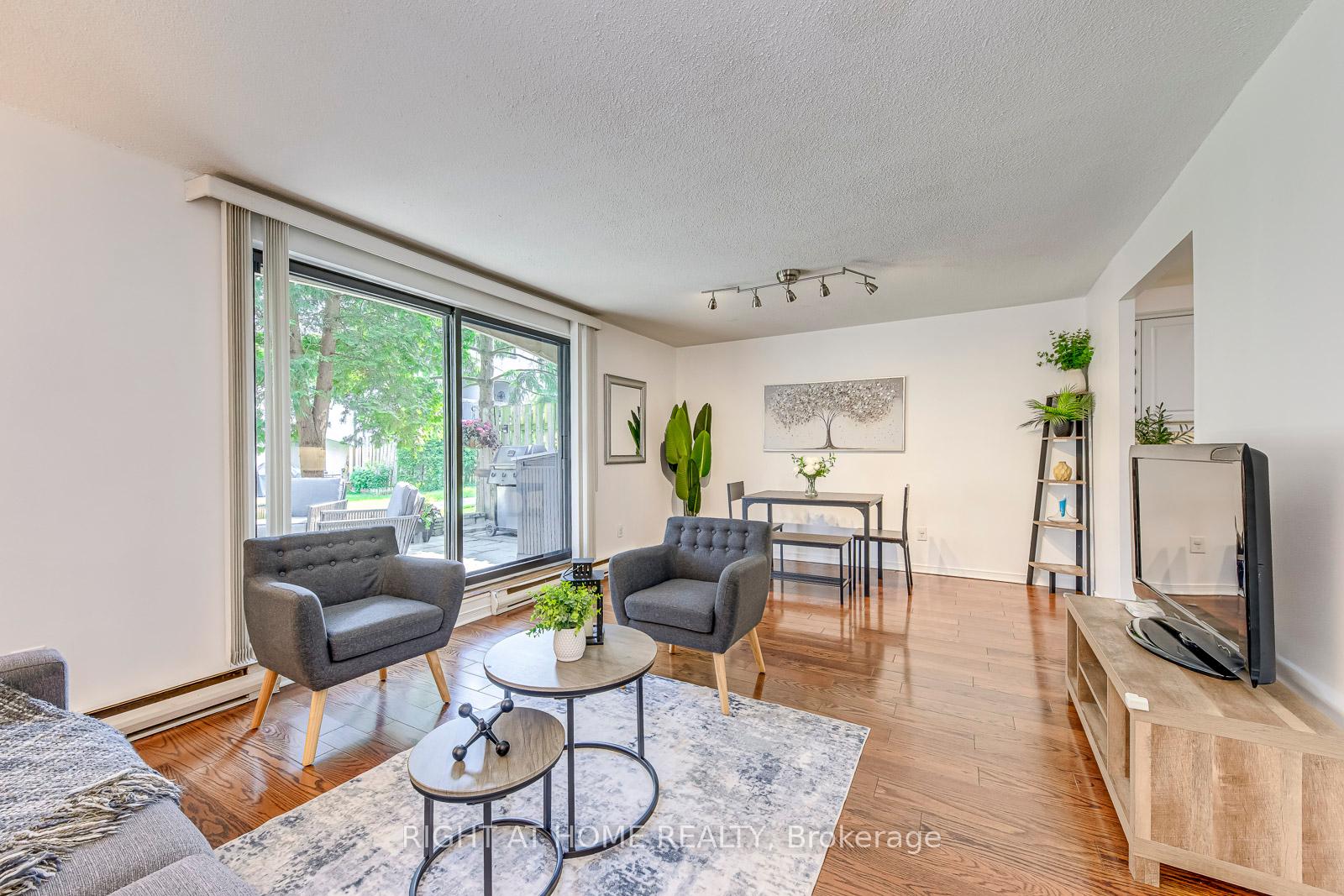 3 Bedrooms Condo at 1058 Falgarwood, Oakville For sale