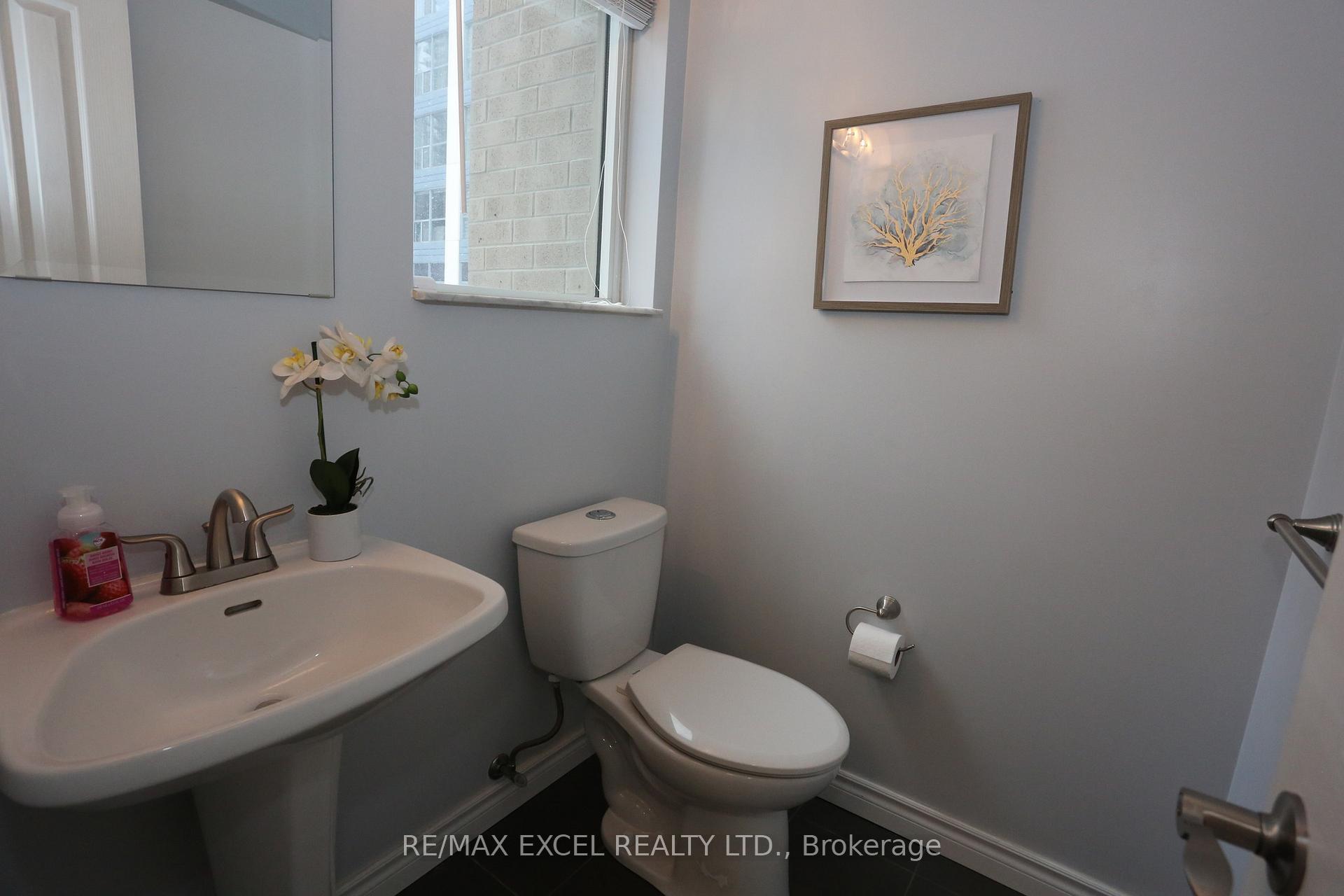 2 Bedrooms Condo at 38 Hollywood, Toronto For sale