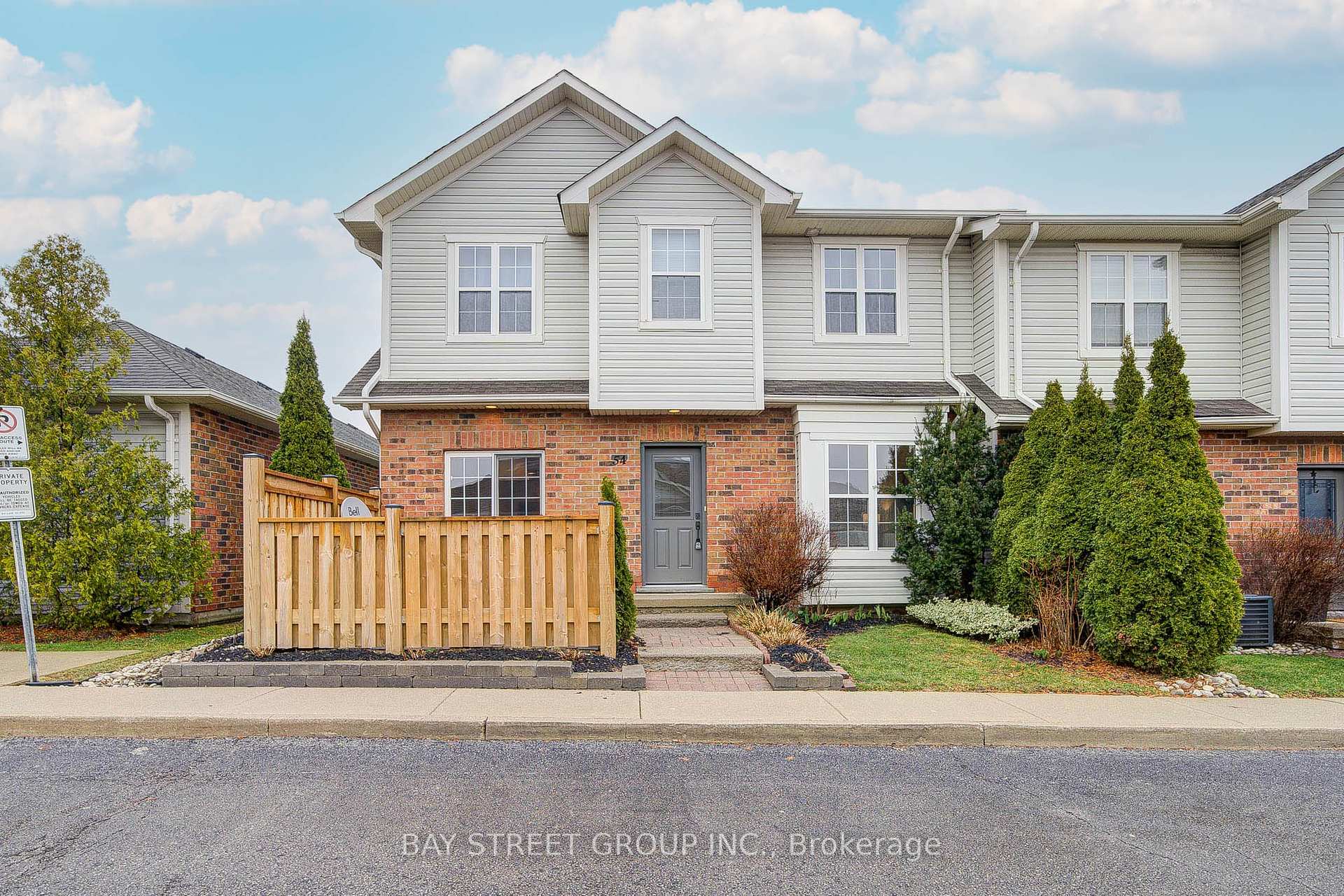 2 Bedrooms Condo at 1085 Harrogate, Hamilton For sale