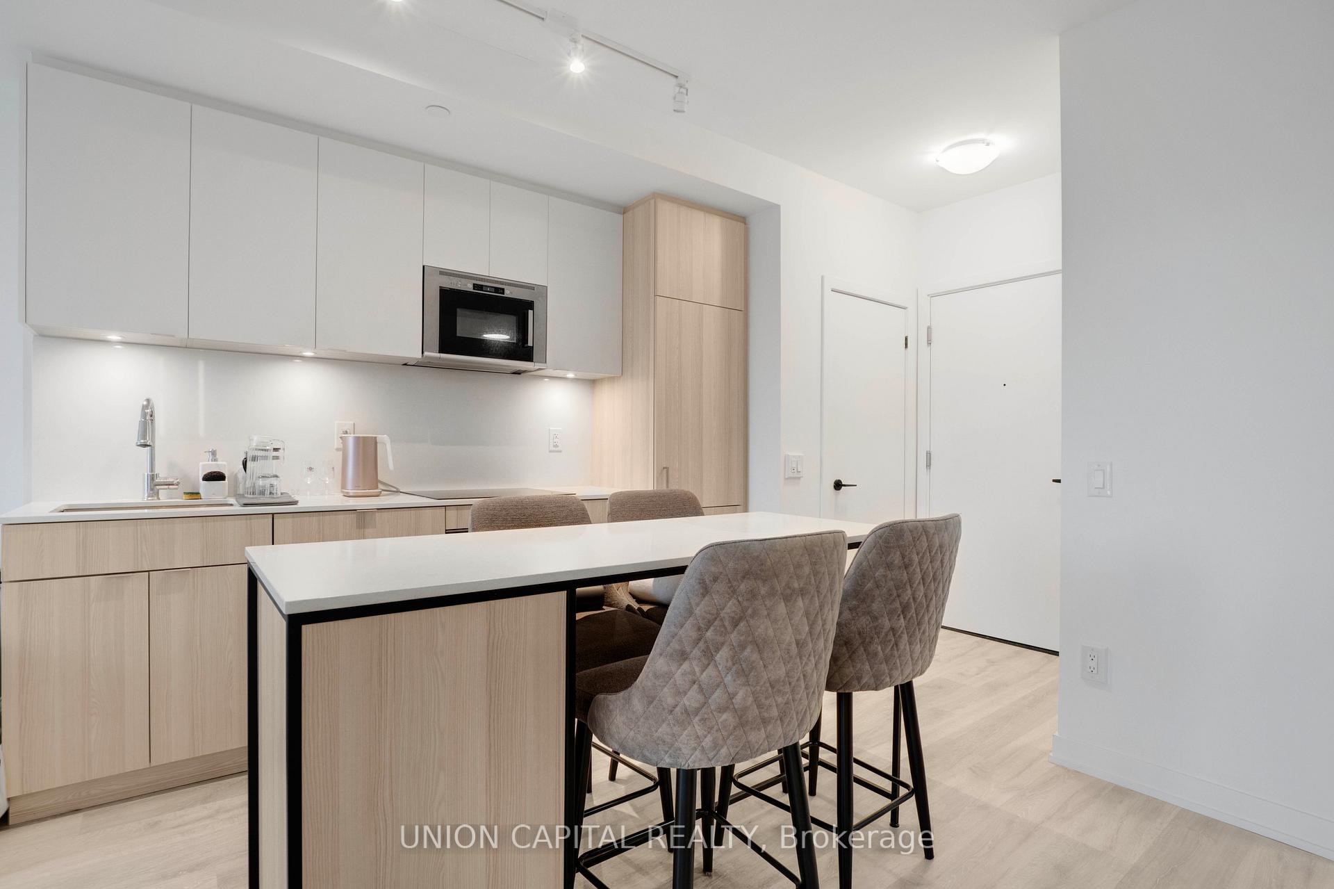 2 Bedrooms Condo at 215 Lakeshore, Mississauga For sale