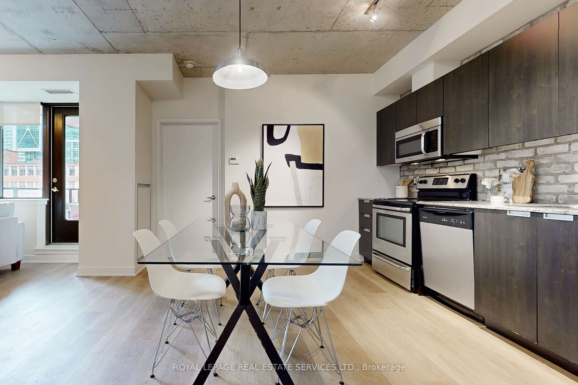 400 Wellington Street W, #507