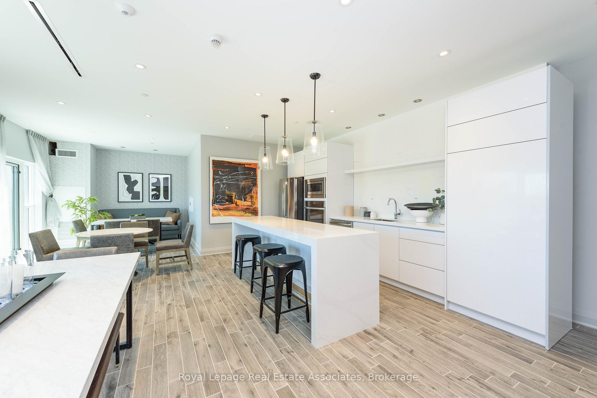3 Bedrooms Condo at 102 Grovewood, Oakville For sale
