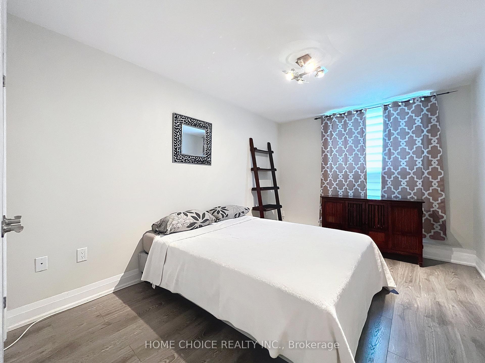 3 Bedrooms Condo at 15 La Rose, Toronto For sale