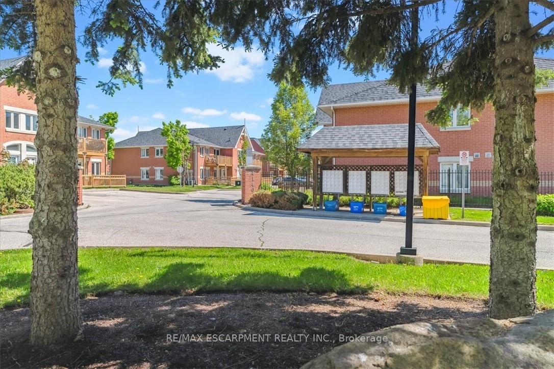 2 Bedrooms Condo at 4140 Foxwood, Burlington For sale