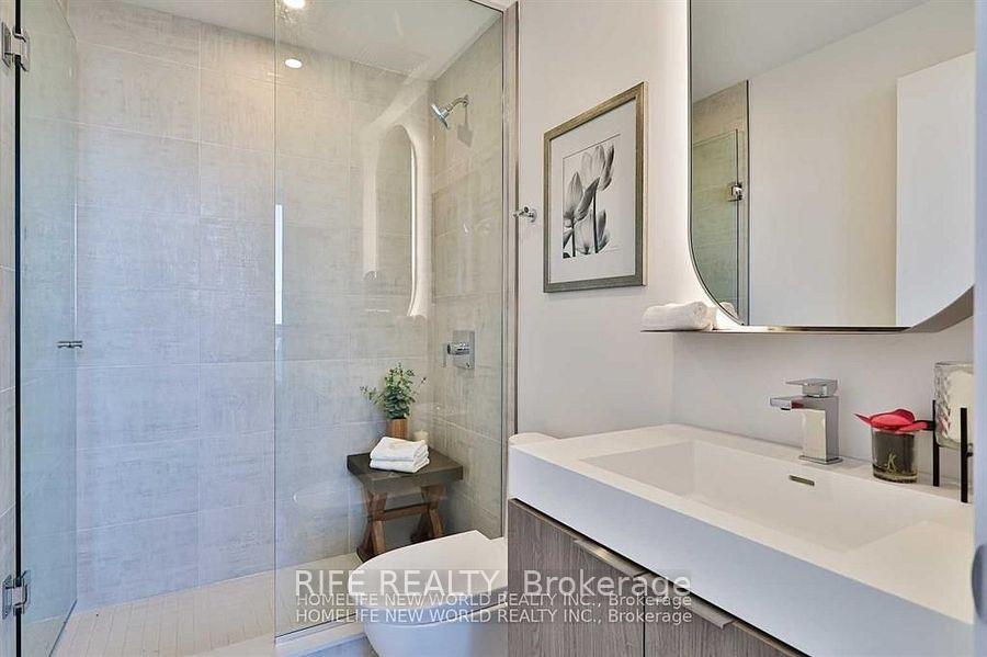 3 Bedrooms Condo at 15 Holmes, Toronto For sale