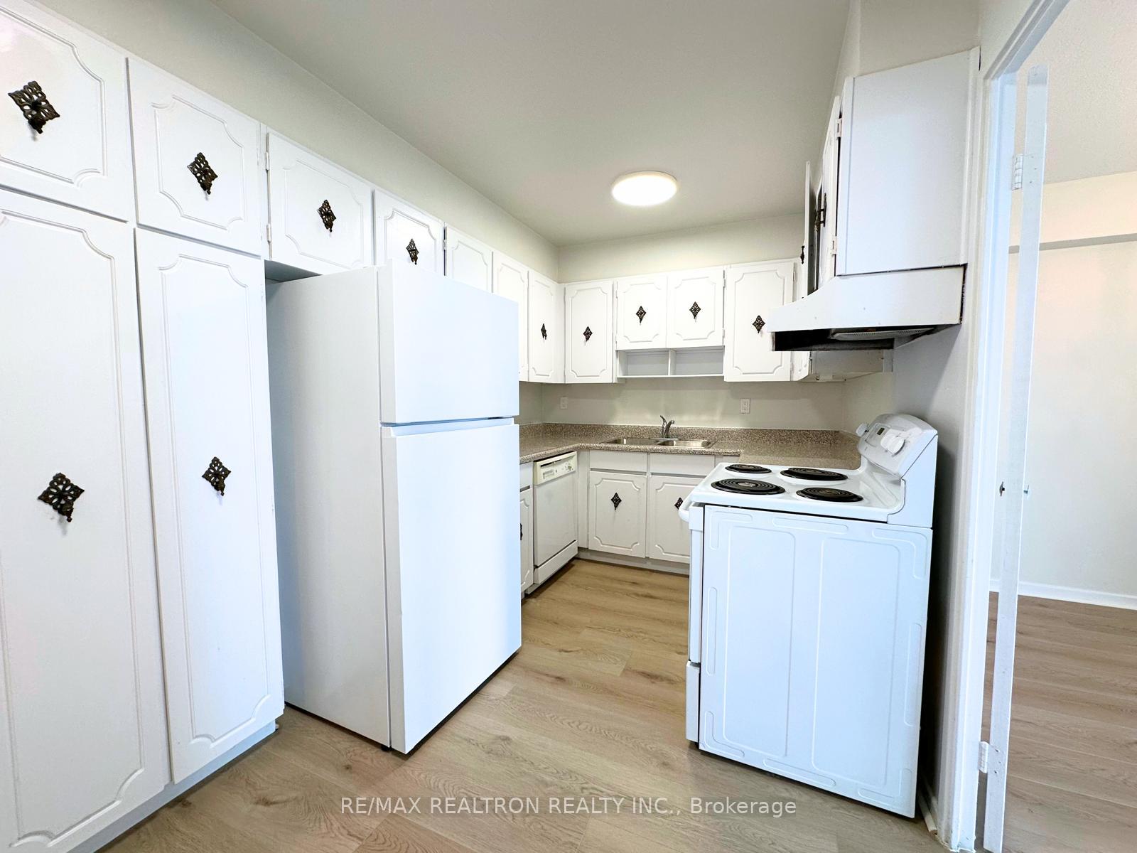 3 Bedrooms Condo at 130 Neptune, Toronto For sale