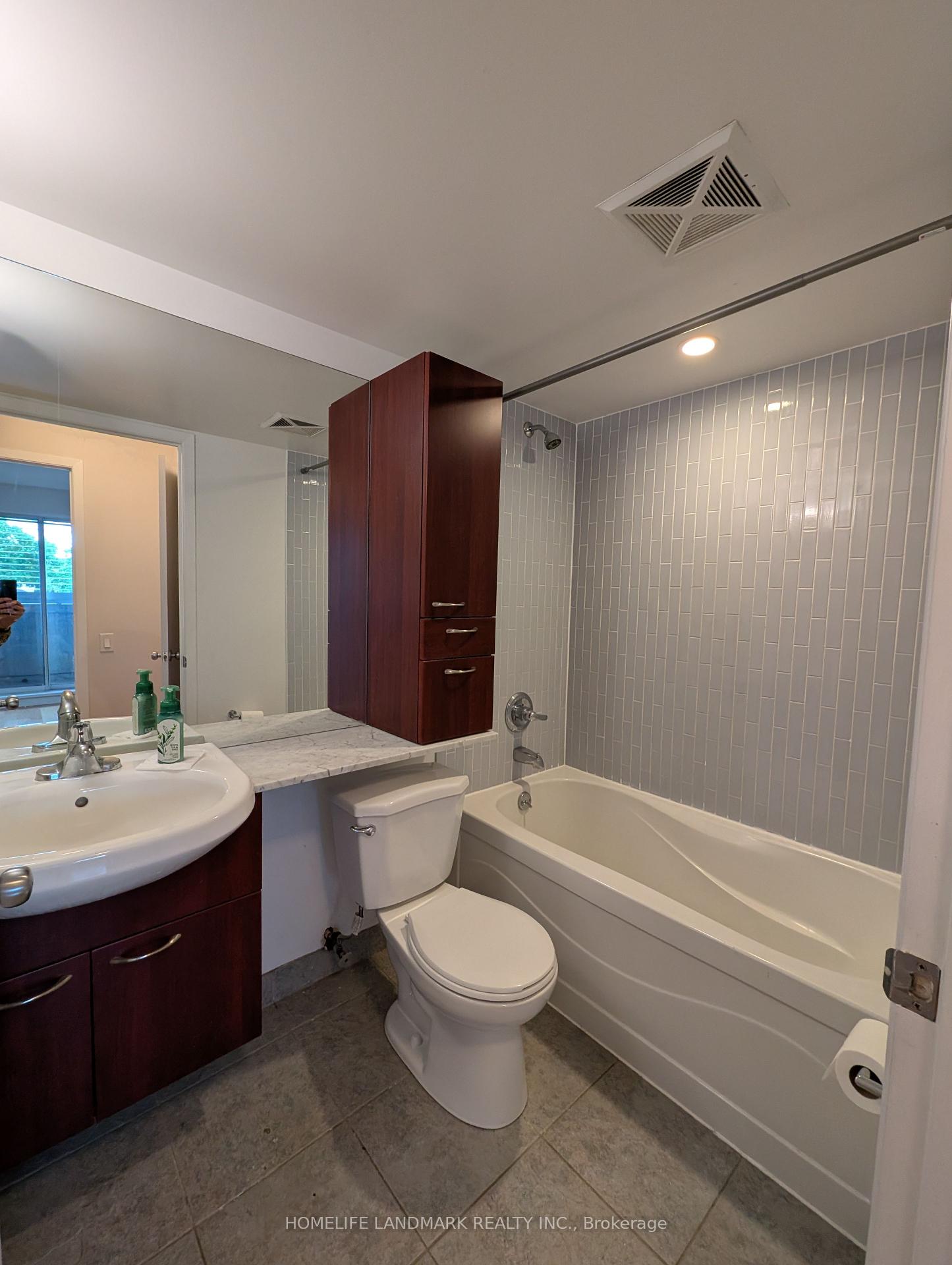 2 Bedrooms Condo at 1050 The Queensway, Toronto For sale