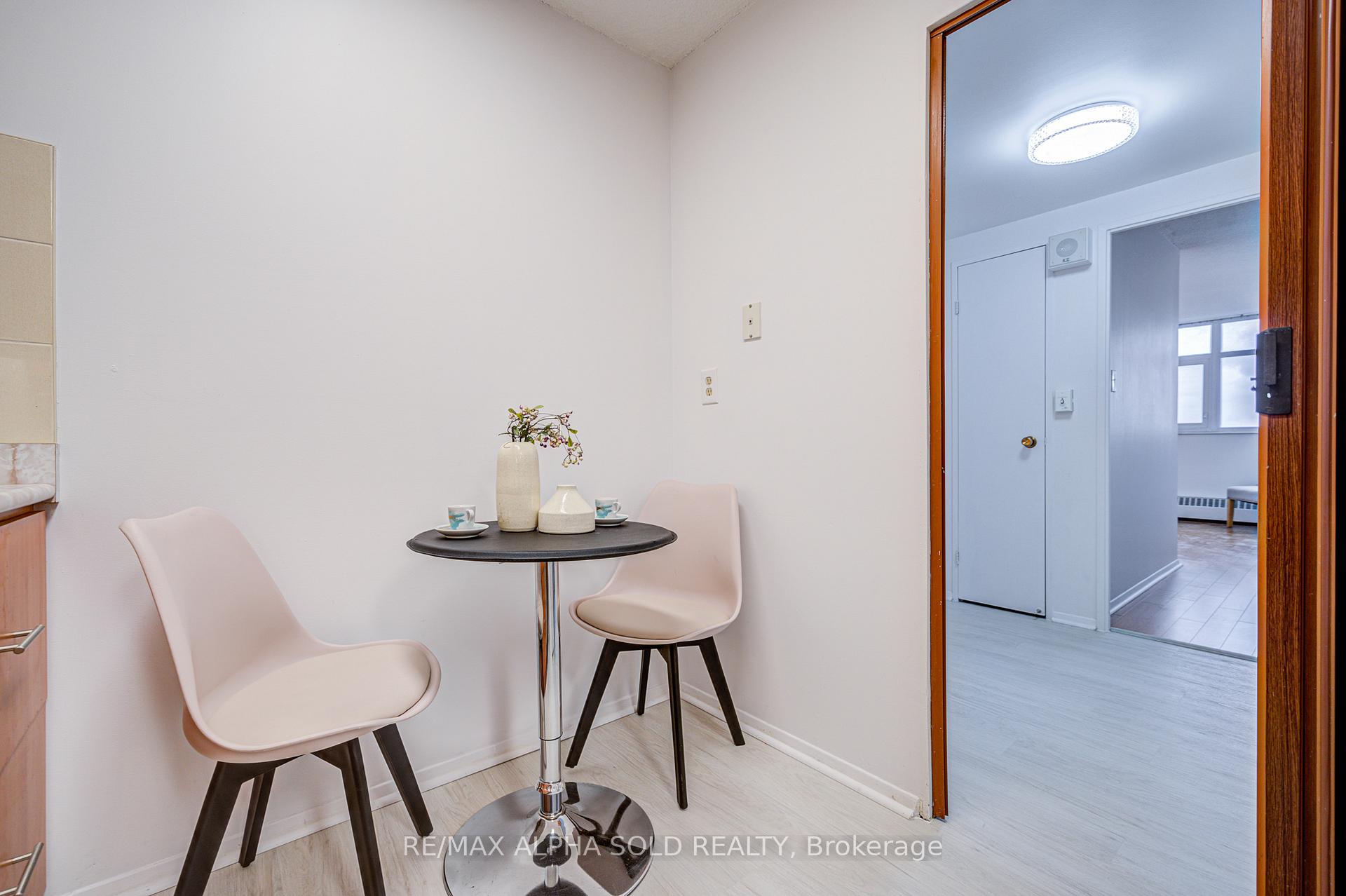3 Bedrooms Condo at 100 Echo Point, Toronto For sale