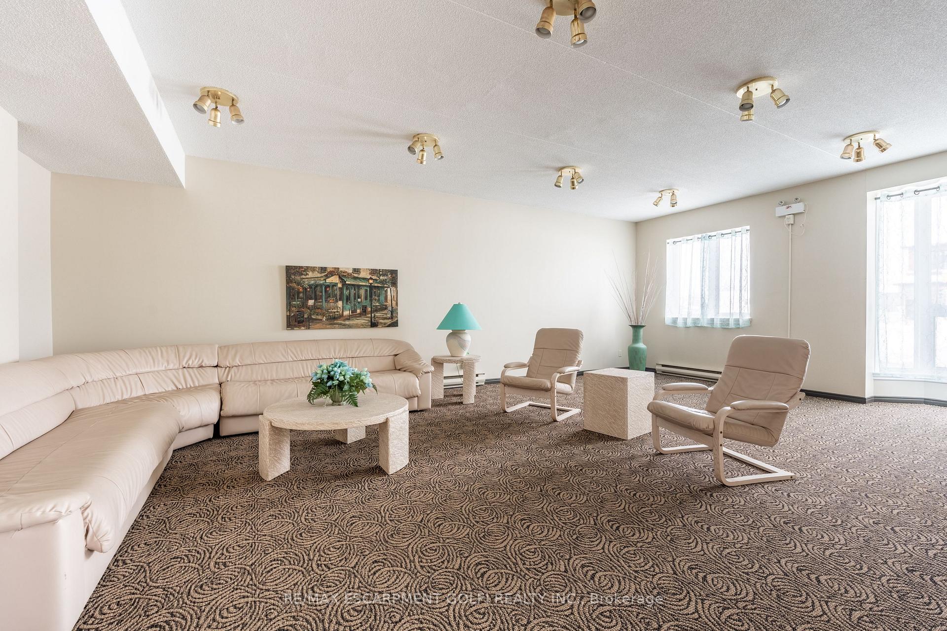 2 Bedrooms Condo at 416 LIMERIDGE,  Hamilton For sale