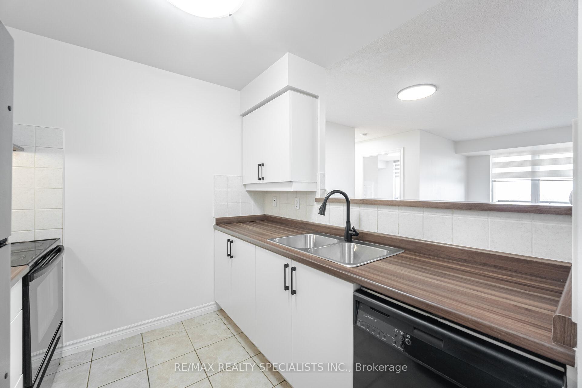 3 Bedrooms Condo at 700 Humberwood, Toronto For sale